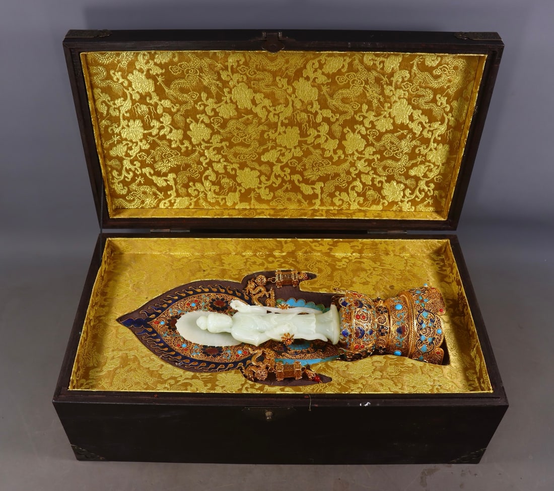 An Exquisite Gilt Bronze Inlaid White Jade Buddha Statue: An Exquisite Gilt Bronze Inlaid White Jade Buddha Statue Qing Dynasty, China Qianlong Four-character Mark Size: 37cmx16.5cmx10.5cm Weight:986g (The Dimensions Of All Batches Are Manually Measured.If Y