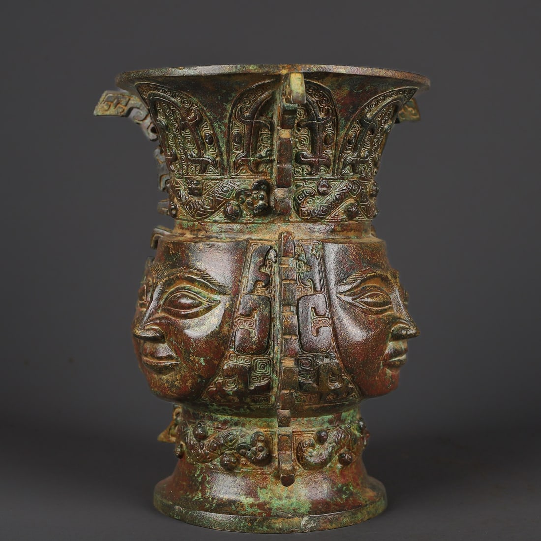 An Exquisite Bronze Face Pattern Vase - 4