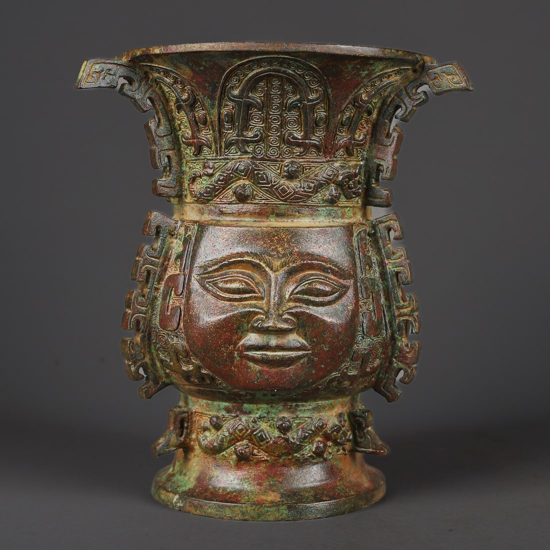 An Exquisite Bronze Face Pattern Vase - 5