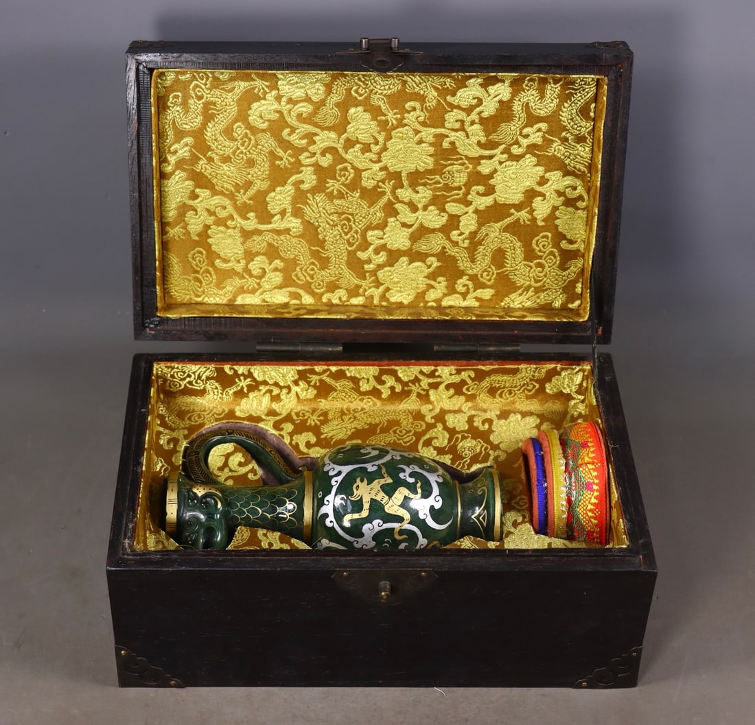 An Exquisite Jasper Inlaid Gold and Silver Ewer: An Exquisite Jasper Inlaid Gold and Silver Ewer Qing Dynasty, China Size: 18.5cmx10cmx7cm Weight:679g (The Dimensions Of All Batches Are Manually Measured.If You Need More Detailed Information, Please