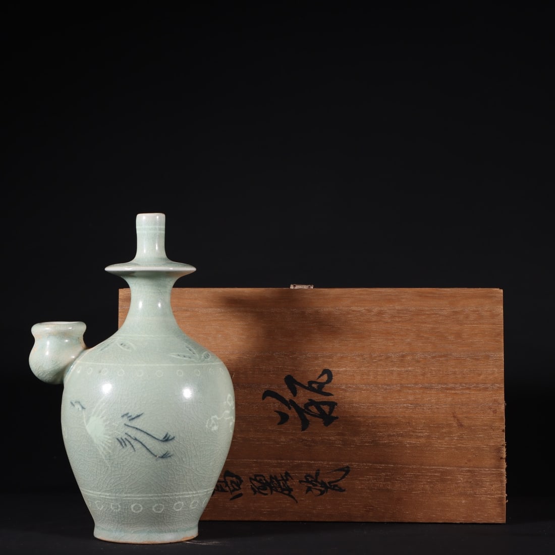 An Exquisite Celadon Crane Pattern Vase: An Exquisite Celadon Crane Pattern Vase Song Dynasty, China Size:19.2cmx12cm (The Dimensions Of All Batches Are Manually Measured.If You Need More Detailed Information, Please Contact Our Customer Ser