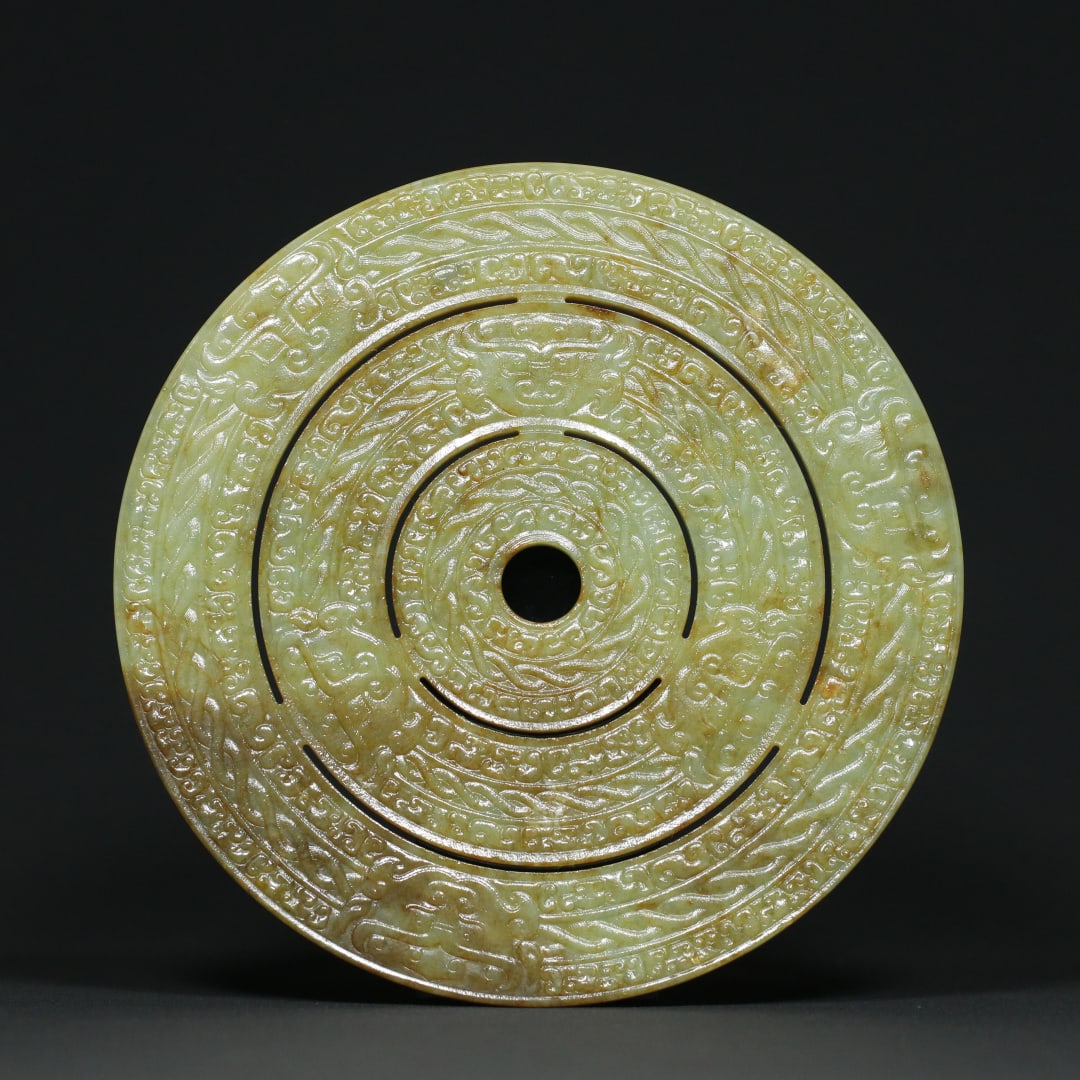 An Exquisite White Jade Beast-Face Pattern Ornament: An Exquisite White Jade Beast-Face Pattern Ornament Han Dynasty, China Size:14cmx0.6cm Weight:231.8g (The Dimensions Of All Batches Are Manually Measured.If You Need More Detailed Information, Please 