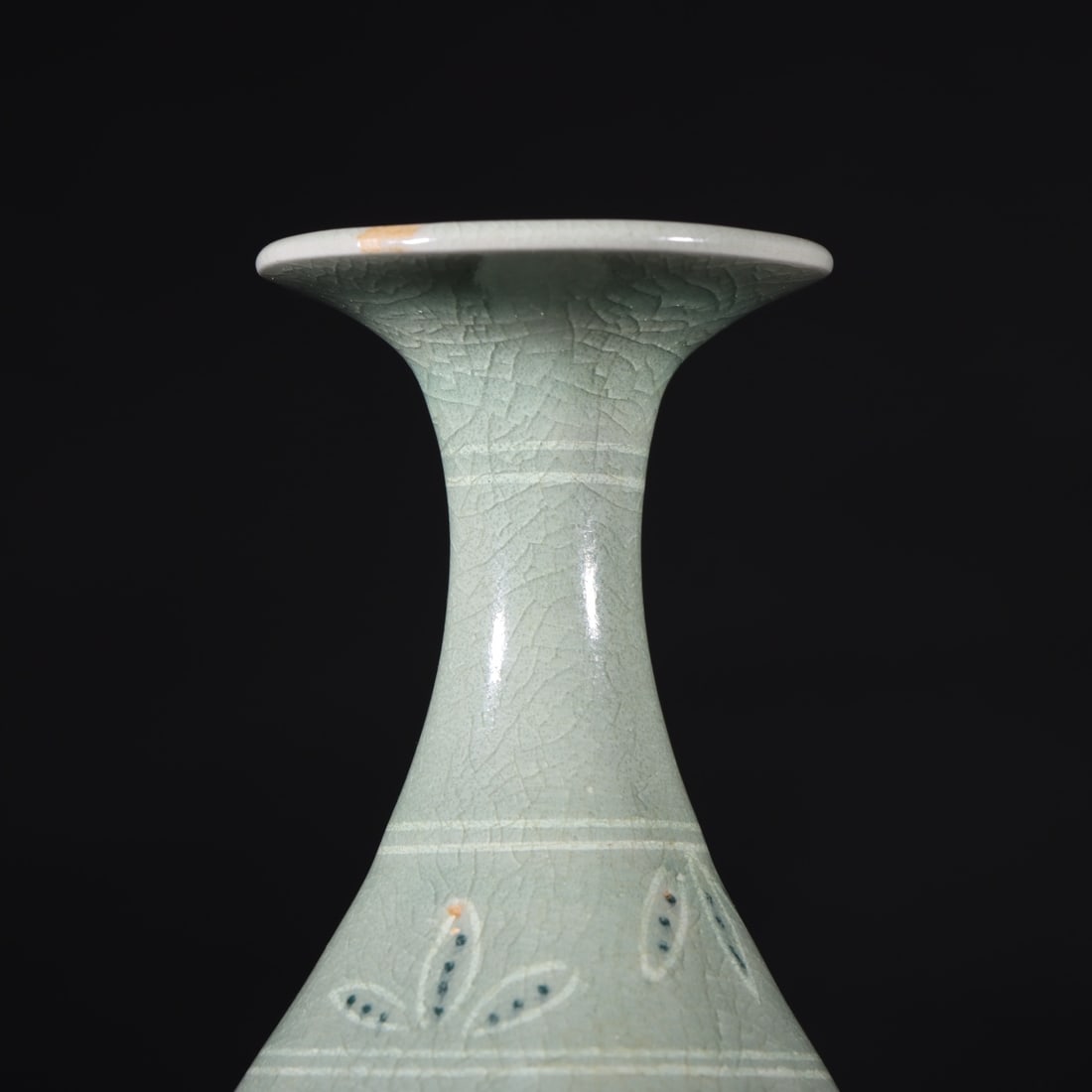 An Exquisite Celadon Crane Pattern Vase - 3