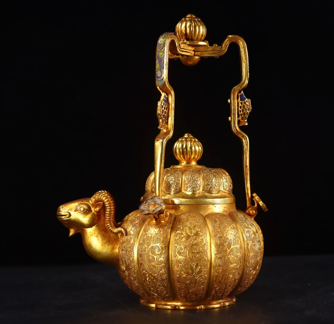 An Exquisite Gilt Bronze Flower Pattern Ewer: An Exquisite Gilt Bronze Flower Pattern Ewer Qing Dynasty, China Qianlong Four-character Mark Size: 23.5cmx16.5cmx10.5cm Weight:967g (The Dimensions Of All Batches Are Manually Measured.If You Need Mo
