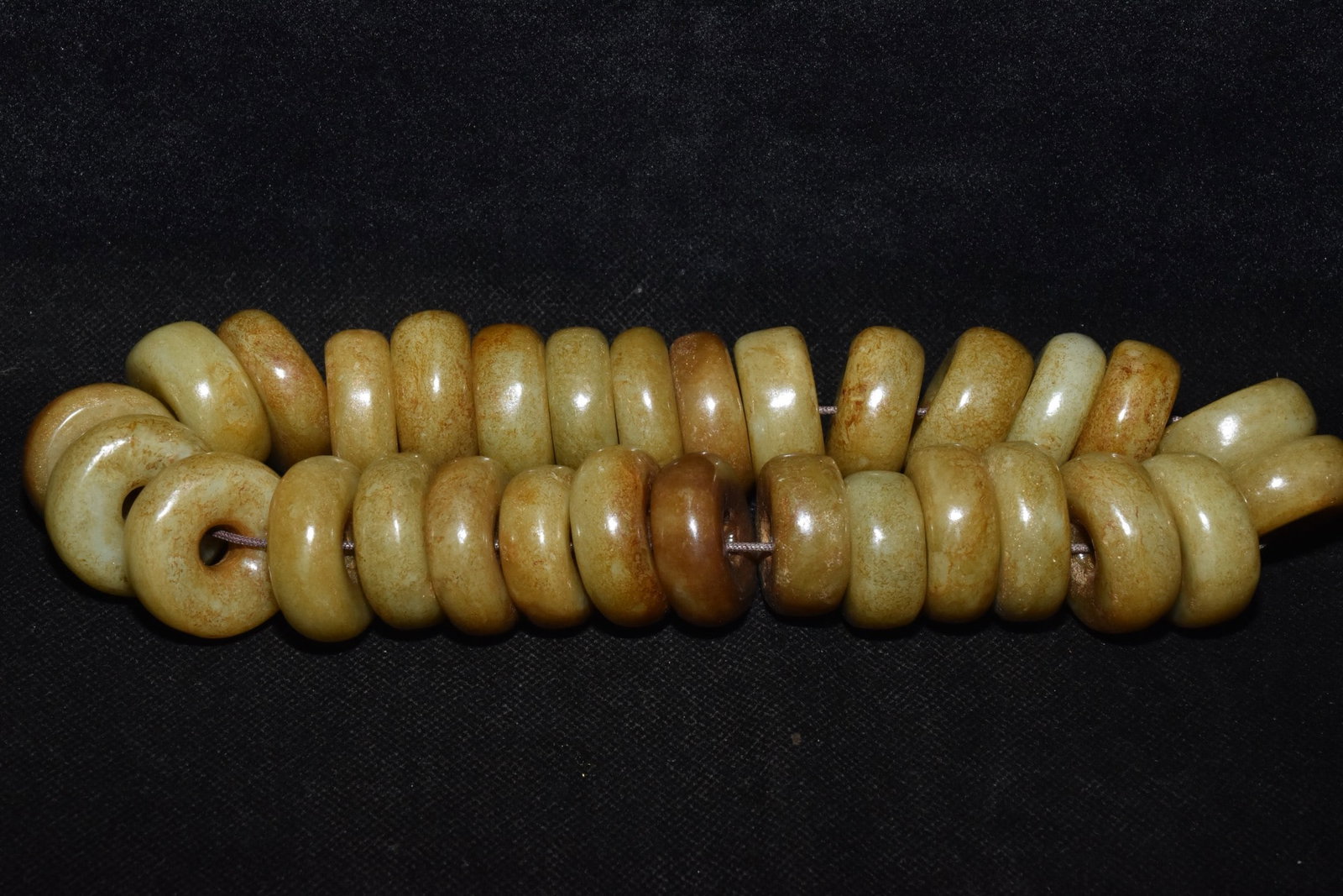 An Exquisite White Jade Pendant: An Exquisite White Jade Pendant Hong Shan Culture Size:20cm Weight:550g (The Dimensions Of All Batches Are Manually Measured.If You Need More Detailed Information, Please Contact Our Customer Service 