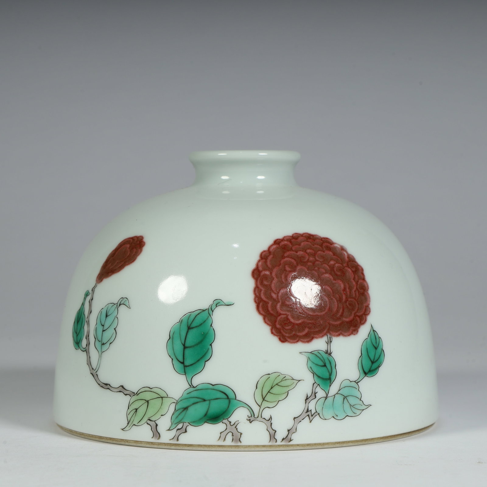A fine Qing Kangxi underglaze red five-color peony pattern Taibai Zun: Qing Kangxi underglaze red five-color peony pattern Taibai ZunSIZE:H: 9cm L: 12.5cm W: 12.5cm W: 420g(The Dimensions Of All Batches Are Manually Measured.If You Need More Detailed Information, Please 