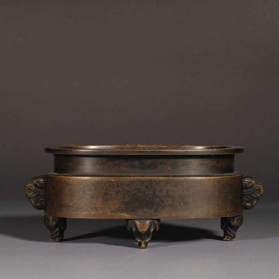 A fine Ming Dynasty bronze-framed bronze triangular tripod burner: Ming Dynasty finely cast bronze-bodied elephant-ear cauldron furnaceSIZE: H: 5.8cm D: 12cm Ear distance 14cm W: 600g(The Dimensions Of All Batches Are Manually Measured.If You Need More Detailed Infor