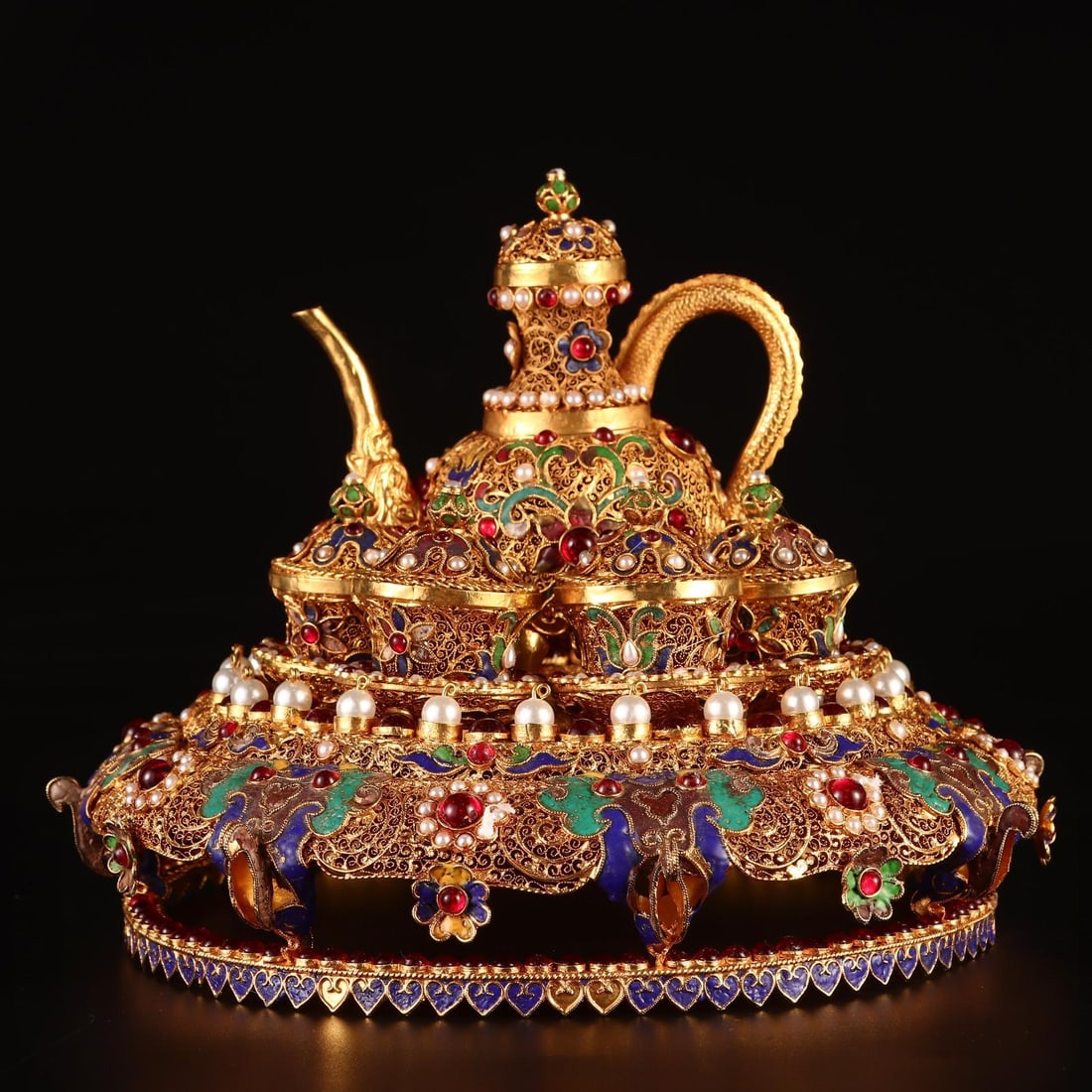 A beautiful set of Qing Dynasty filigree gilt wine flasks: A set of filigree gilt wine flasks from the Qing DynastySIZE: Total W: 1563g Base L: 28cm H: 8cm Teapot L: 13cm W: 10cm Teacup L: 5cm H: 8cm(The Dimensions Of All Batches Are Manually Measured.If You 