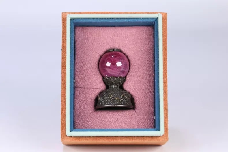 A beautiful Qing Dynasty ruby hat top - 2
