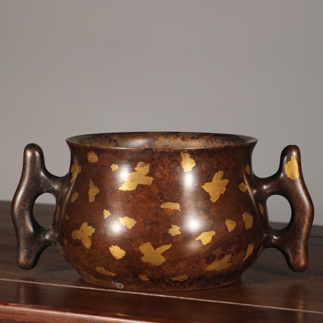 A fine Ming Dynasty bronze incense burner with gold-inlaid gold sprinkle halberd handles (1 of 9)