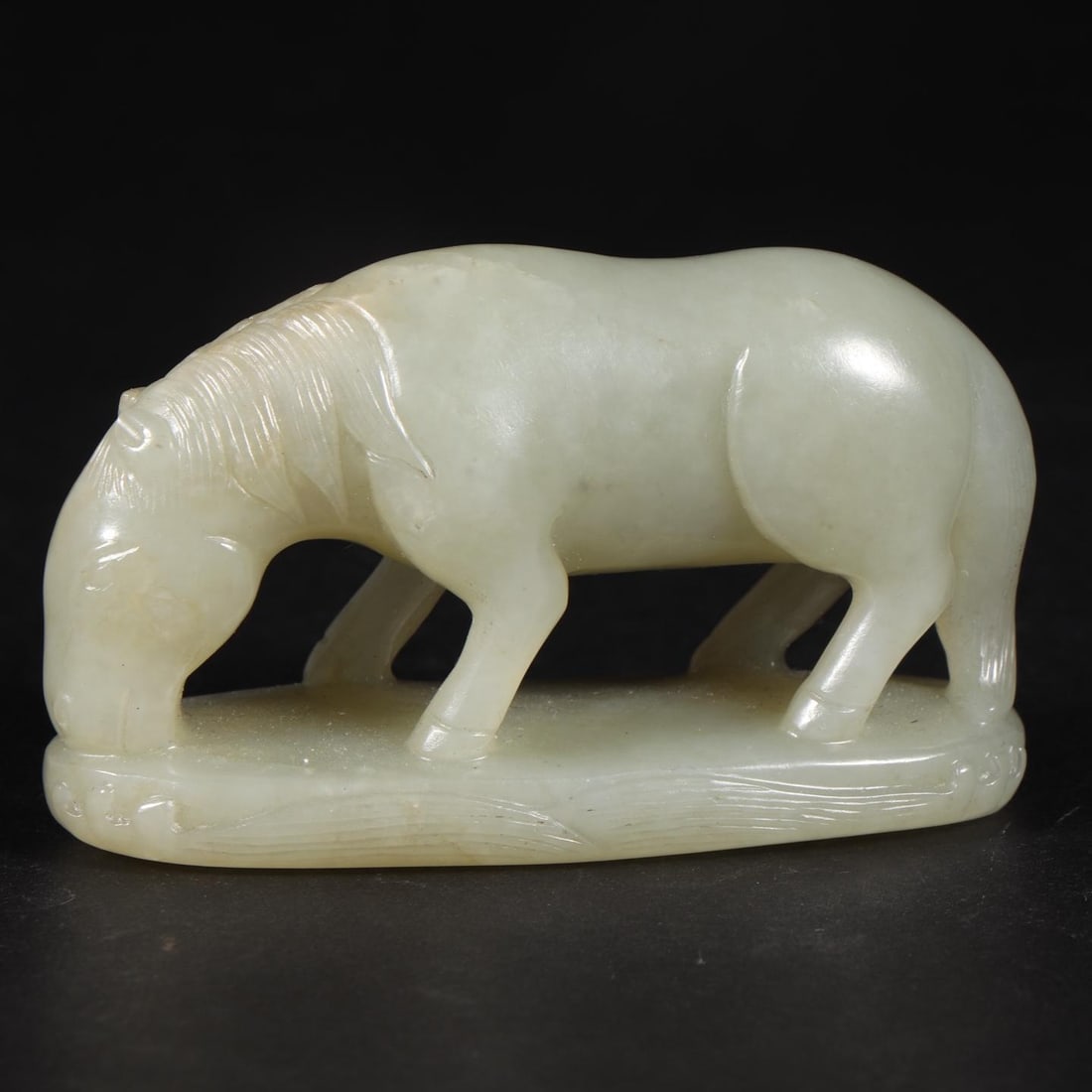 A beautiful Qing Dynasty Xinjiang Hetian jade pedal horse: Qing Dynasty Xinjiang Hetian jade stepping horseSIZE:L:6.6cm W:2.6cm H:4cm W:85g(The Dimensions Of All Batches Are Manually Measured.If You Need More Detailed Information, Please Contact Our Customer 