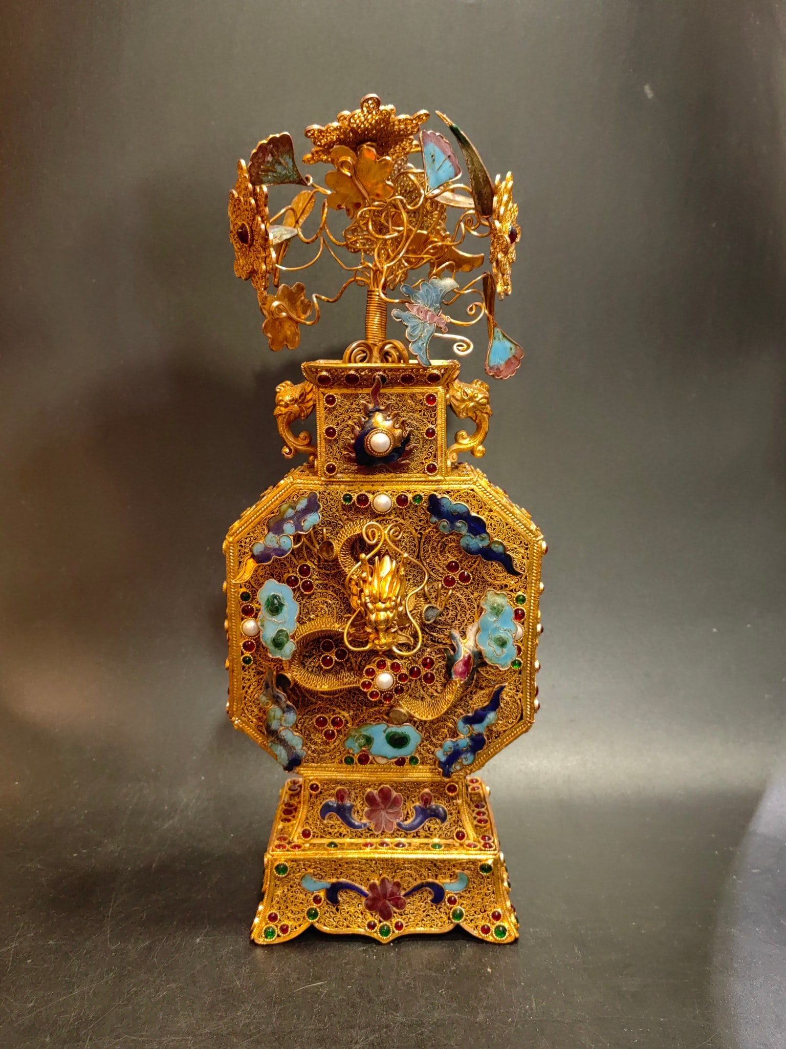 A fine Qing Dynasty filigree gilded gemstone dragon vase: A Qing Dynasty filigree gilded gemstone dragon vaseSIZE:W:1410g L:15cm W:9cm H:36cm(The Dimensions Of All Batches Are Manually Measured.If You Need More Detailed Information, Please Contact Our Custom