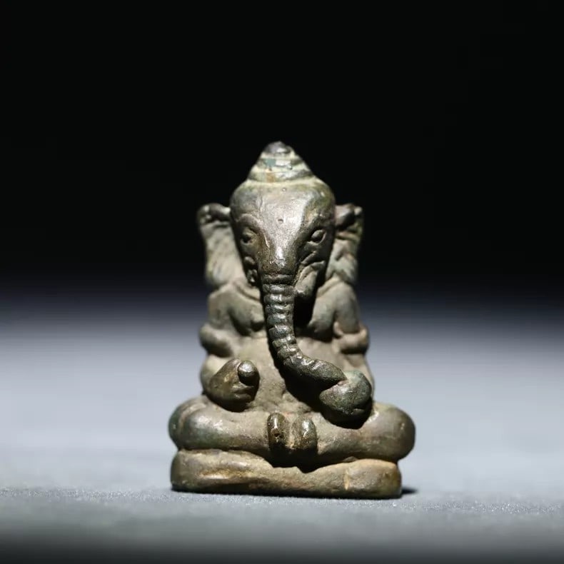 A fine Qing Dynasty elephant trunk God of Wealth Buddha: The Elephant-Trunked God of Wealth in the Qing DynastySIZE:H:3.95x2.8x1.7cm W:47.8g(The Dimensions Of All Batches Are Manually Measured.If You Need More Detailed Information, Please Contact Our Custom