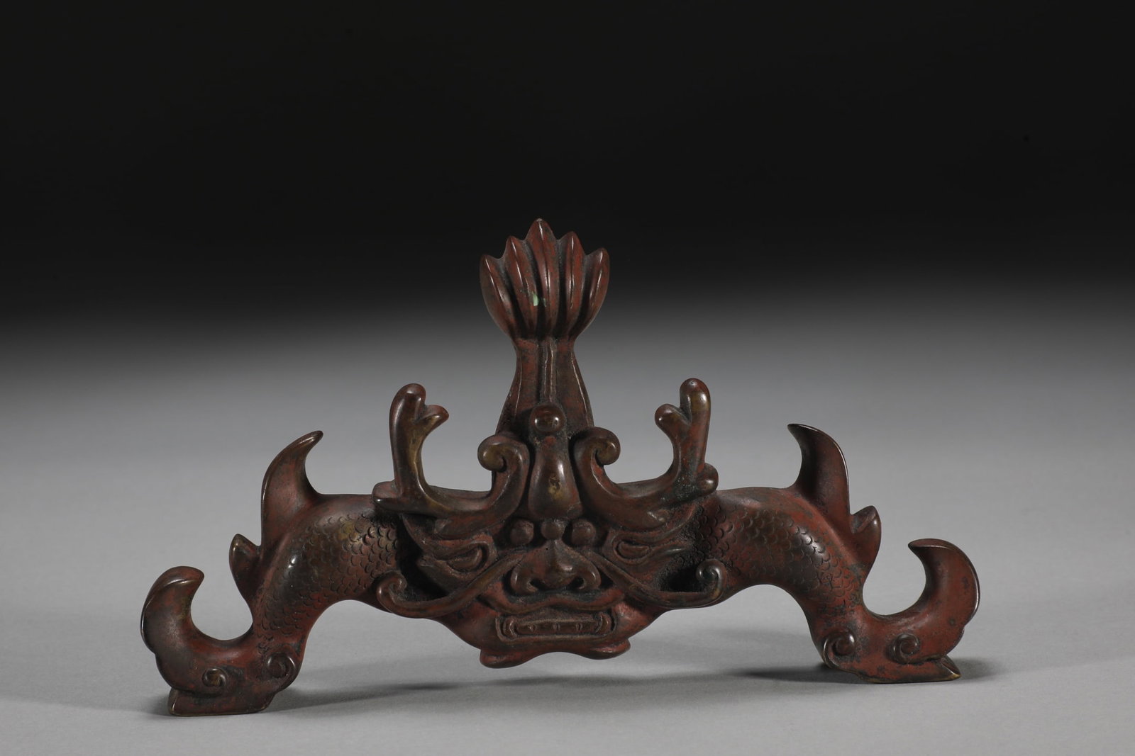 A fine Qing Dynasty bronze fish-shaped dragon brush stand: A finely cast bronze fish-shaped dragon brush rack from the Qing DynastySIZE:H:8.3cm W:16.2cm W:650g(The Dimensions Of All Batches Are Manually Measured.If You Need More Detailed Information, Please C