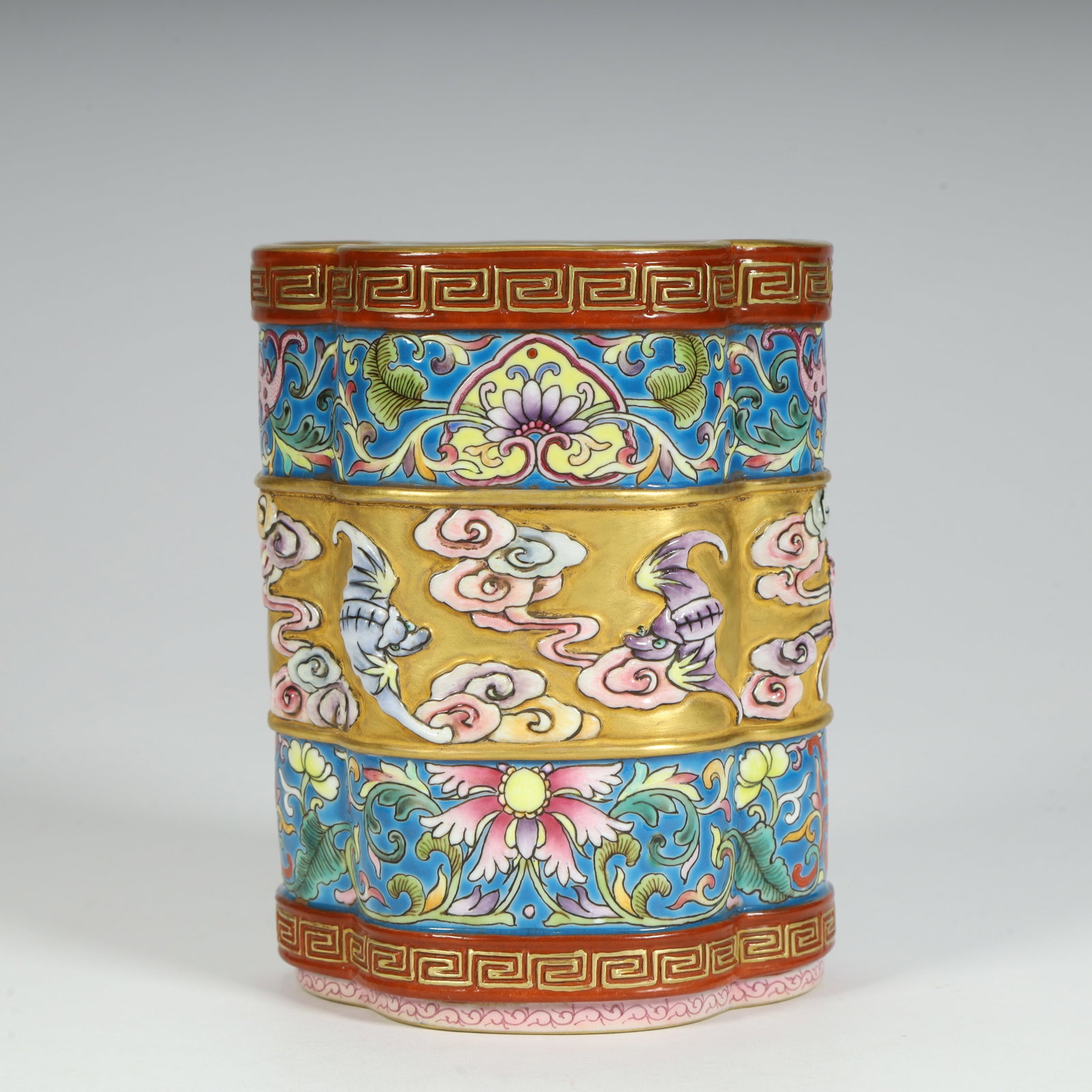 A fine bamboo-shaped brush pot from the Qing Qianlong period, gold ground famille rose cloud bat: Qing Qianlong period gold-ground famille rose cloud bat motif bamboo-shaped pen potSIZE:H: 10.5cm L: 8cm W: 7cm W: 384g(The Dimensions Of All Batches Are Manually Measured.If You Need More Detailed In