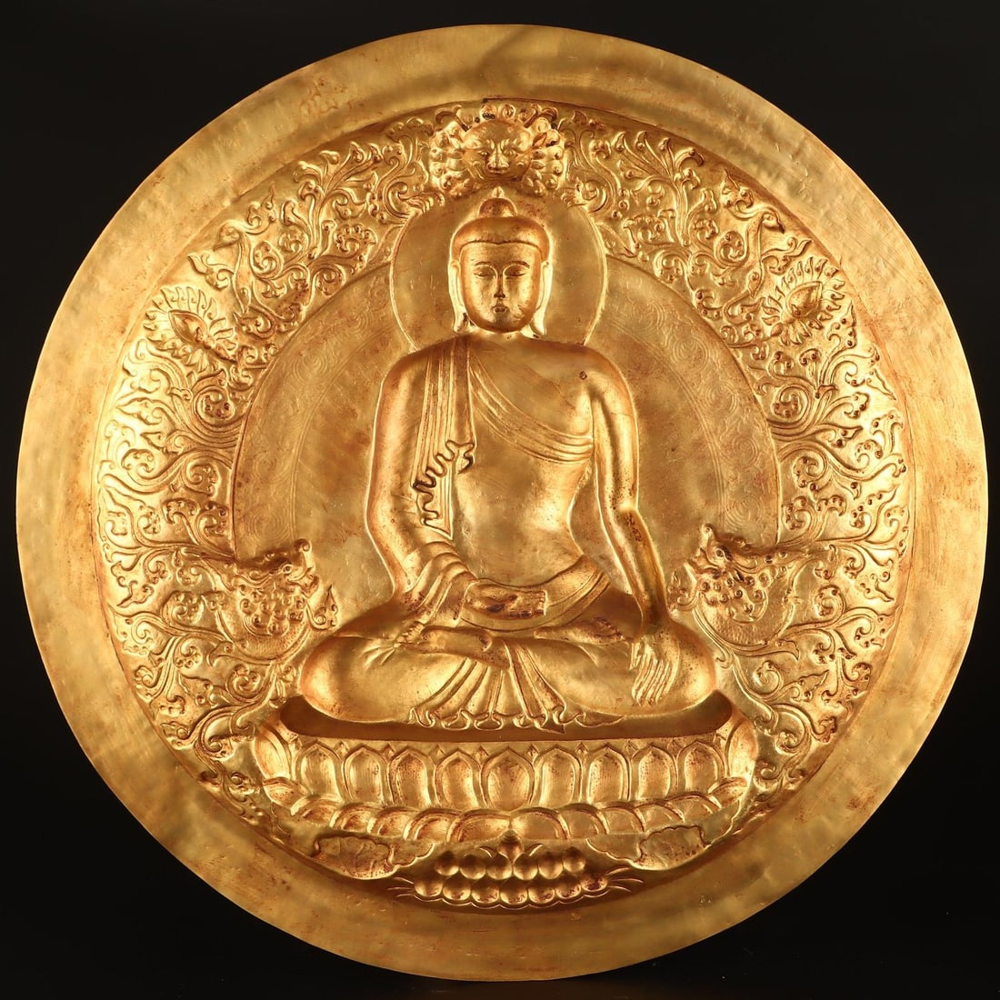 A fine Qing Dynasty gilt bronze Buddha plate: Qing Dynasty gilt bronze Buddha traySIZE:W:2366g W:57cm(The Dimensions Of All Batches Are Manually Measured.If You Need More Detailed Information, Please Contact Our Customer Service Before Bidding.)