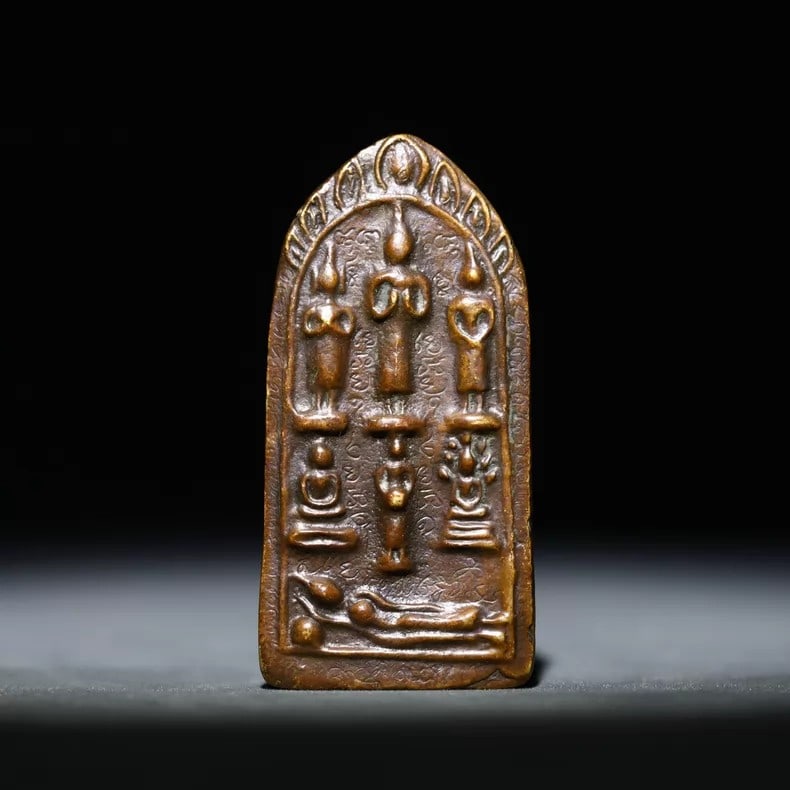 A beautiful Qing Dynasty Seven Buddha Amulet: Qing Dynasty Seven Buddha AmuletSIZE::6.7x3.2x0.4cm W:38.7g(The Dimensions Of All Batches Are Manually Measured.If You Need More Detailed Information, Please Contact Our Customer Service Before Biddin