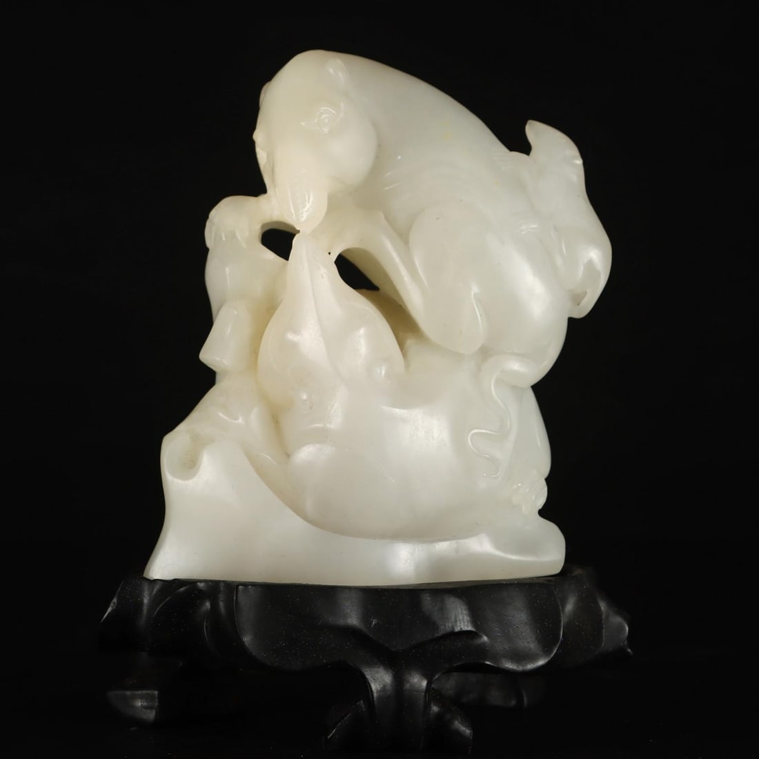 A fine Qing Dynasty Hetian jade auspicious beast ornament: Qing Dynasty Hetian jade auspicious beast ornamentSIZE:W:608g H:14cm W:8.5cm(The Dimensions Of All Batches Are Manually Measured.If You Need More Detailed Information, Please Contact Our Customer Serv