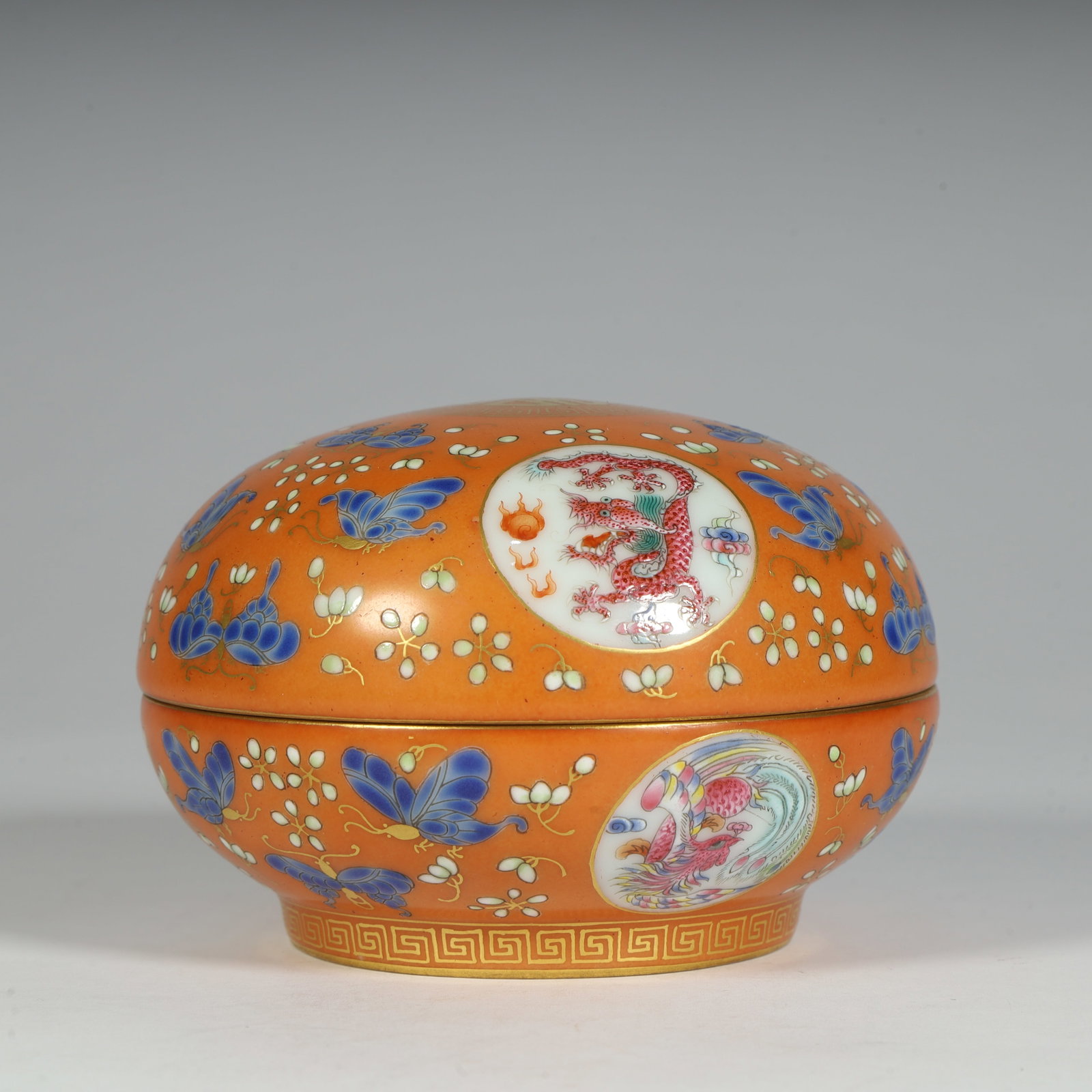 A fine late Qing dynasty alum red ground famille rose consecrated dragon and phoenix motif holding: Late Qing dynasty alum red ground famille rose consecrated dragon and phoenix motif holder boxSIZE:H: 7cm L: 10cm W: 10cm W: 290.5g(The Dimensions Of All Batches Are Manually Measured.If You Need More