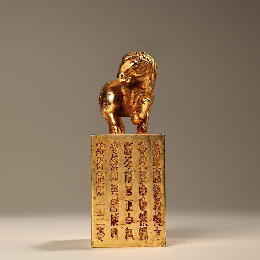 A fine Qing Dynasty high-relief engraved gilded horse seal: Qing Dynasty high-relief carved gilt horse sealSIZE:W:890g H:11cm W:4cm(The Dimensions Of All Batches Are Manually Measured.If You Need More Detailed Information, Please Contact Our Customer Service B