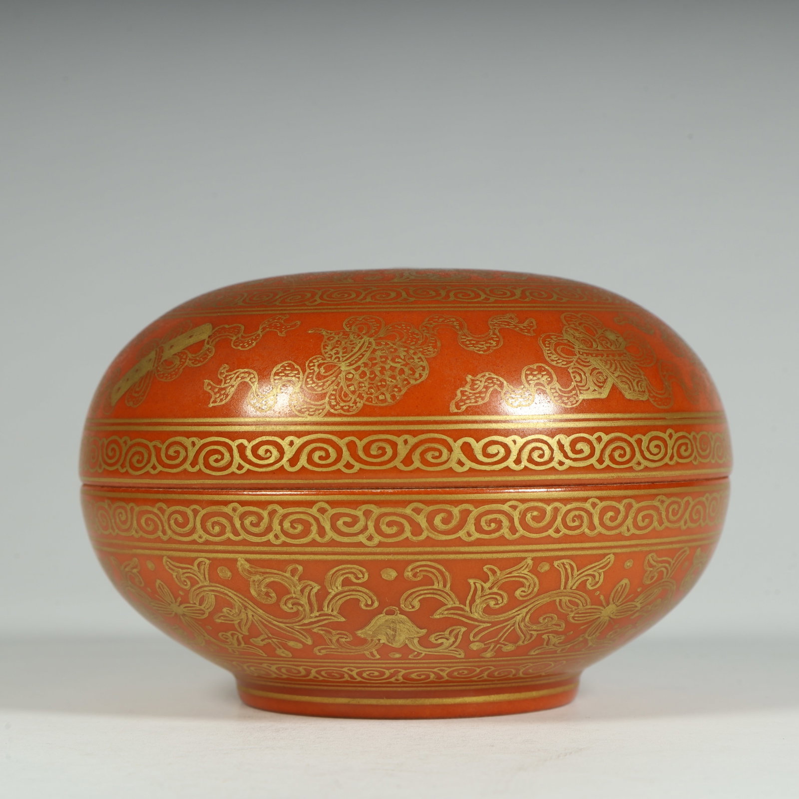 A fine Qing Qianlong period alum red ground gold-painted cloud bat motif box: Qing Qianlong period alum red ground with gold-painted cloud bat motifs holding boxSIZE:H: 6.5cm L: 10.5cm W: 10.5cm W: 295g(The Dimensions Of All Batches Are Manually Measured.If You Need More Detail