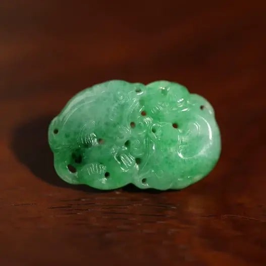 A delicate Republic of China-era glutinous ice pendant with a full green jade double catfish pendant: Republic of China-era glutinous ice seeds, green jadeite double catfish fallingSIZE:2.82x1.8x0.5cm(The Dimensions Of All Batches Are Manually Measured.If You Need More Detailed Information, Please Con