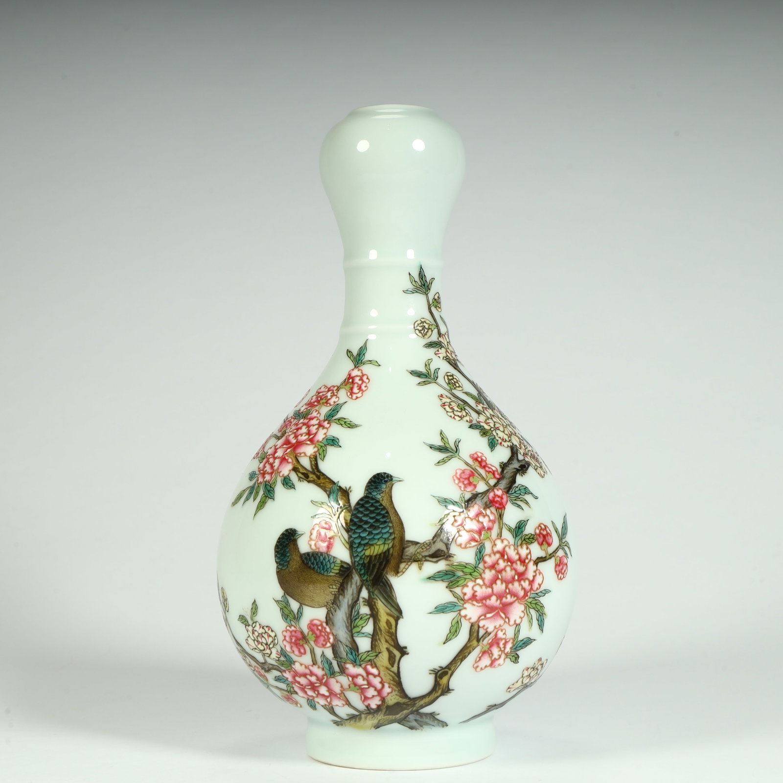 A fine Qing Yongzheng famille rose garlic vase with floral and bird motifs: Qing Dynasty Yongzheng famille rose garlic vase with floral and bird motifsSIZE:H: 18cm L: 9.5cm W: 9.5cm W: 317g(The Dimensions Of All Batches Are Manually Measured.If You Need More Detailed Informat