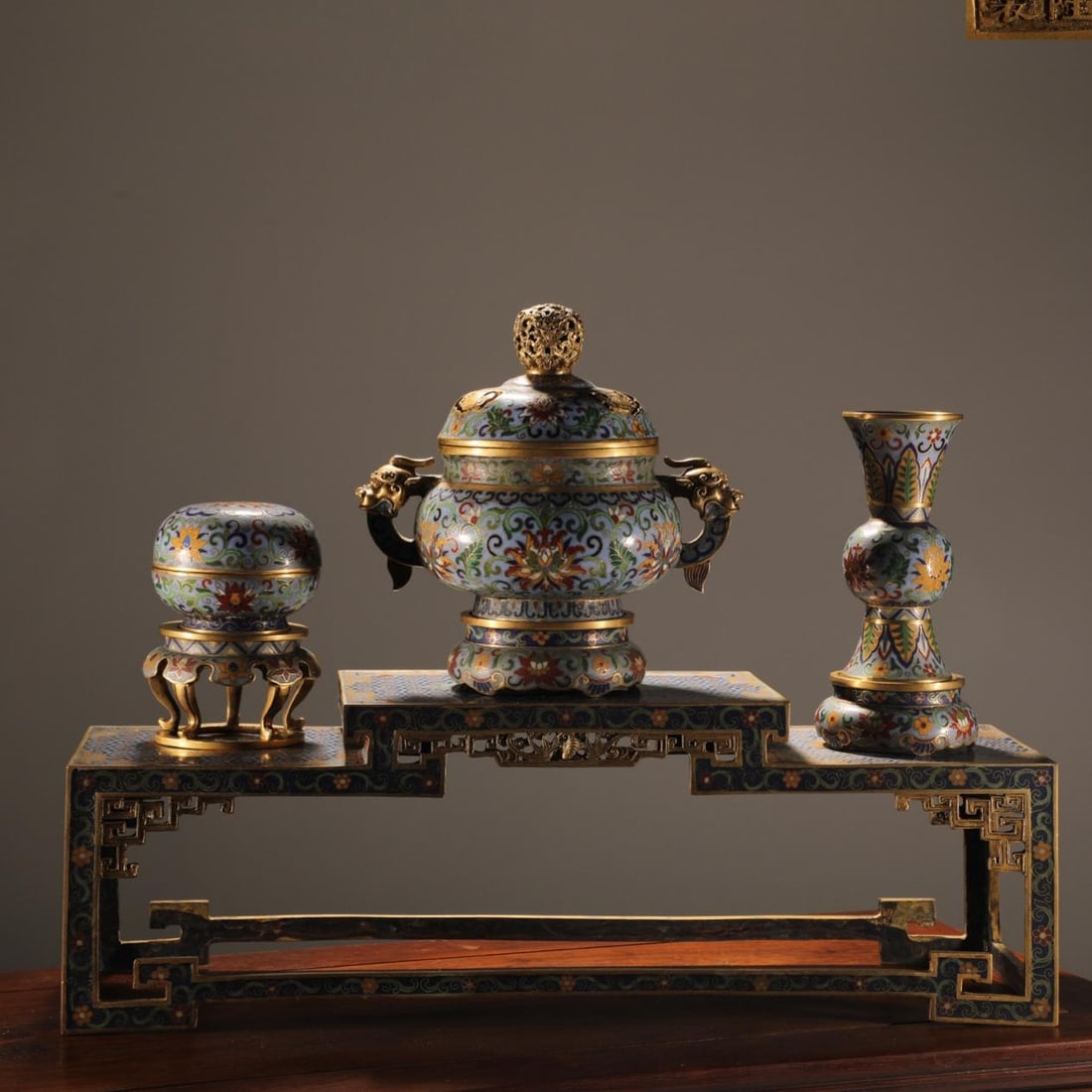 A fine Qing Dynasty bronze-bodied cloisonn?? enamel bottle and censer: Three items for Qing dynasty finely cast bronze-bodied cloisonne cloisonne enamel bottles and incense burnersSIZE: Full H:36cm W:48cm W:9.4kg, Censer:H:20cm, Ear distance 19cm, W:2.6kg, Bottle:H:17cm,