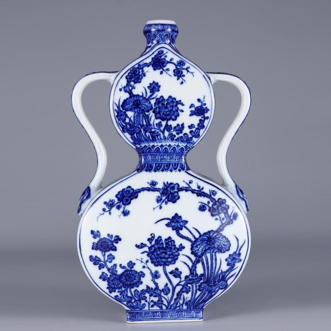 A beautiful Qing Dynasty Qianlong blue-and-white gourd-ribbon handle-shaped flat vase with floral: Qing Dynasty Qianlong blue-and-white gourd-ribbon ear floral pattern flat vaseSIZE:H:32.2cm D:19cm(The Dimensions Of All Batches Are Manually Measured.If You Need More Detailed Information, Please Con