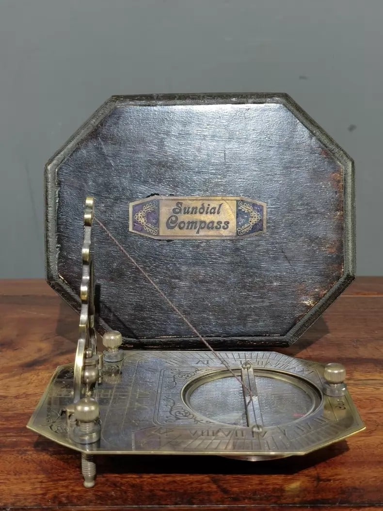 A beautiful Qing Dynasty pure copper compass compass (1 of 7)