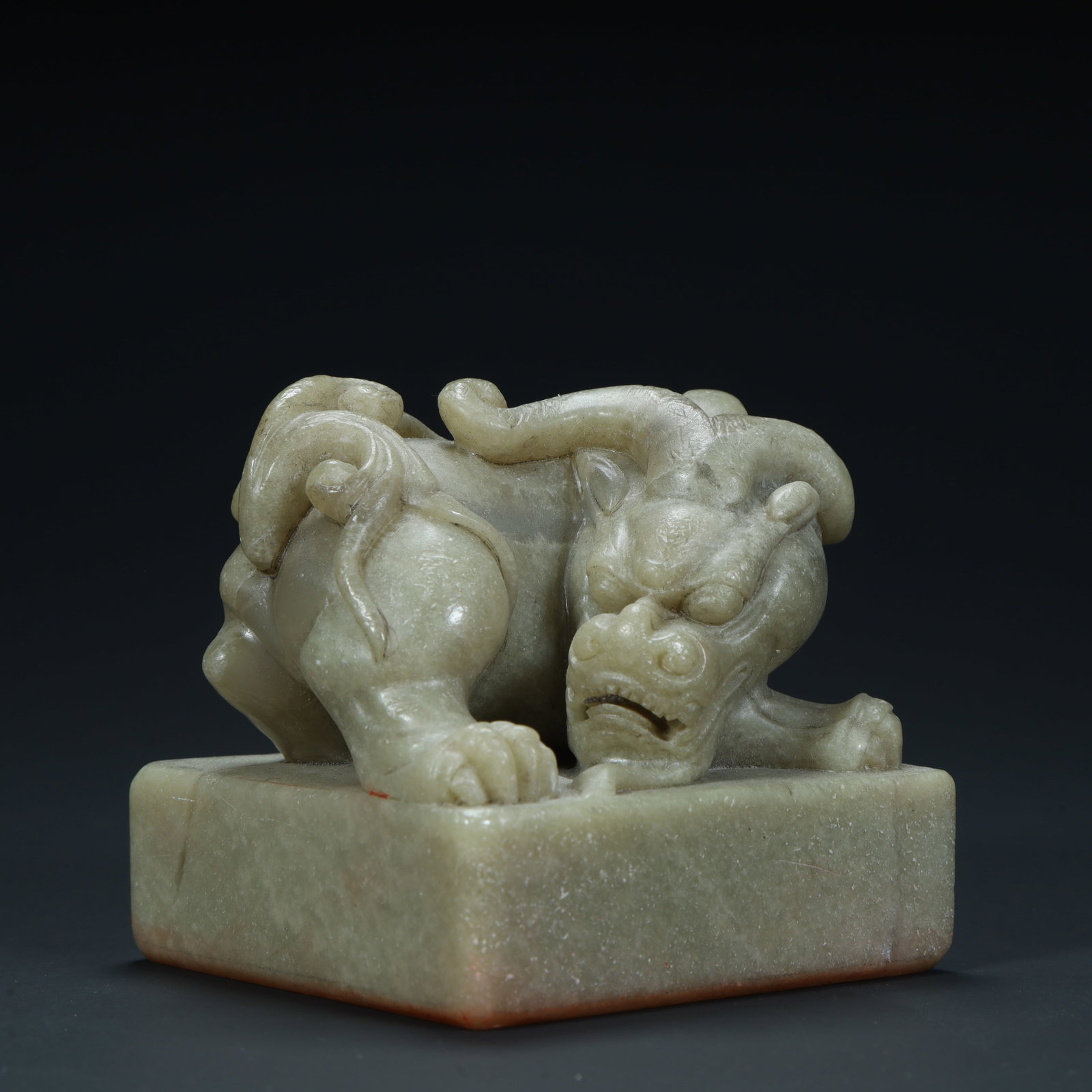 A fine Qing Dynasty Shoushan stone beast-shaped knob seal: Qing Dynasty Shoushan stone beast-shaped knob sealSIZE:H: 7cm L: 7cm W: 7cm W: 521.5g(The Dimensions Of All Batches Are Manually Measured.If You Need More Detailed Information, Please Contact Our Cust