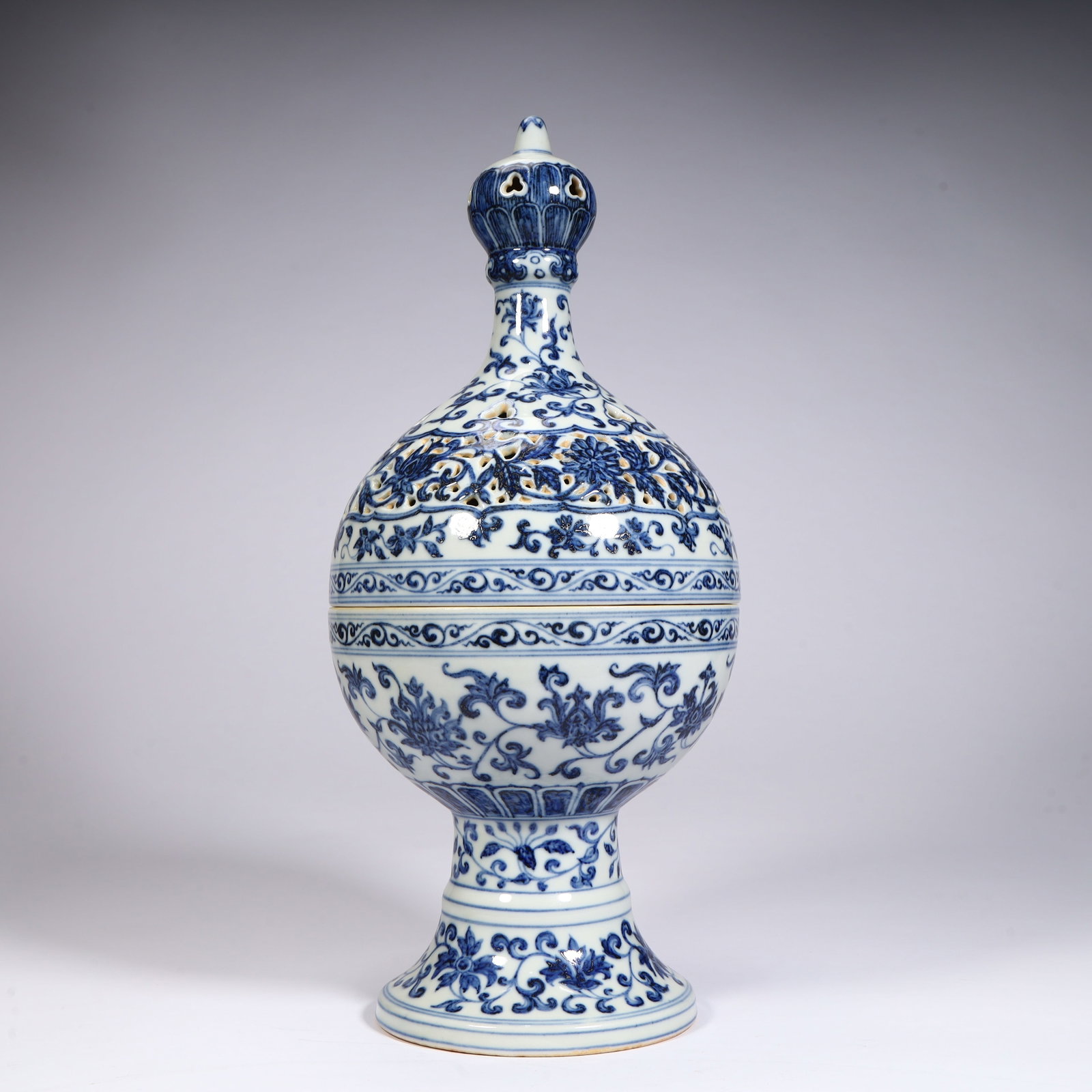 A beautiful Ming Dynasty Xuande blue-and-white entwined floral pattern with hollow incense: Ming Dynasty Xuande blue-and-white entwined floral patterns with hollow incense patternsSIZE:H: 40cm L: 17.5cm W: 17.5cm W: 1.9kg(The Dimensions Of All Batches Are Manually Measured.If You Need More D