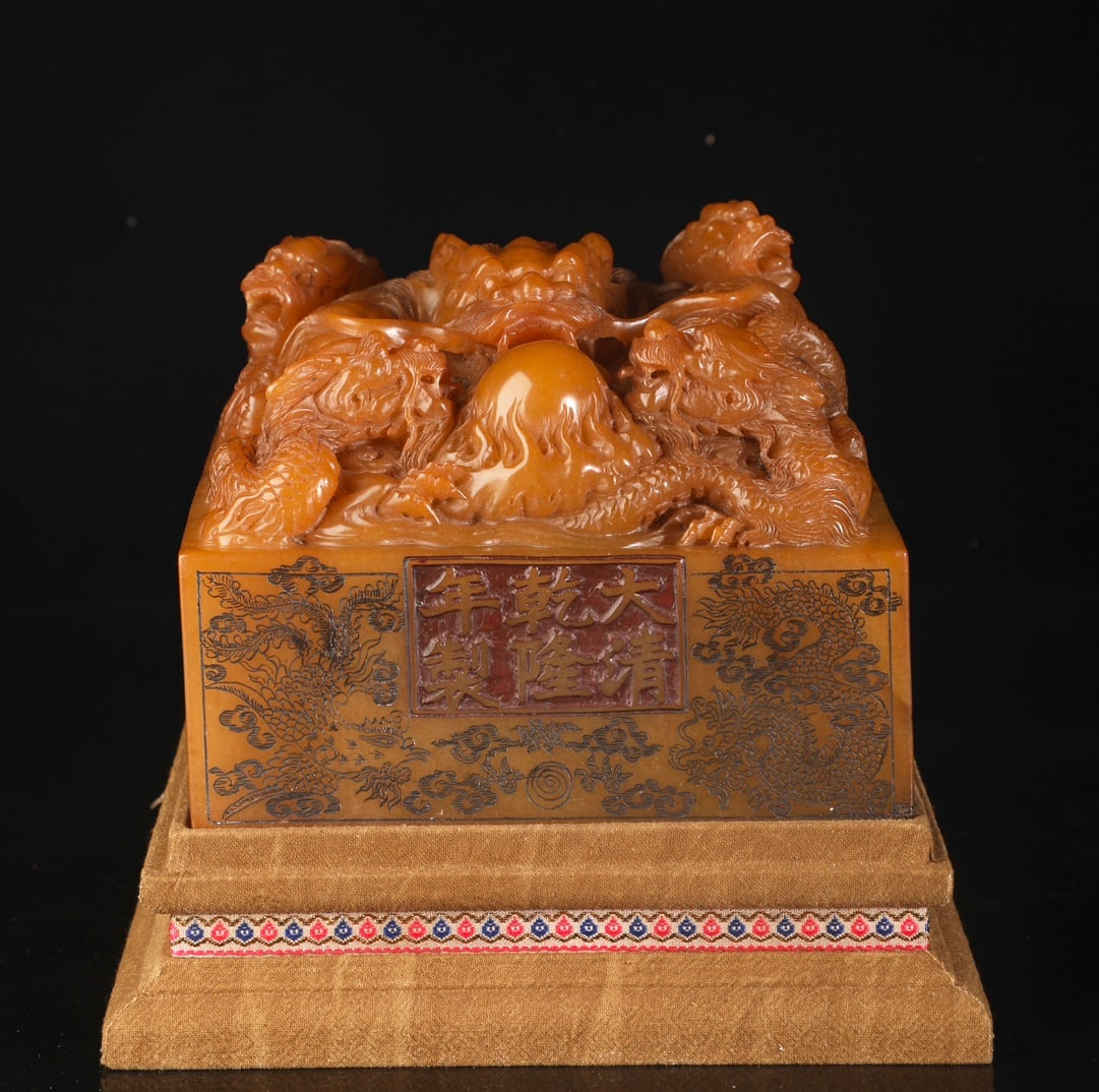 A fine Qing Dynasty Tianhuang stone seal: Qing Dynasty Tianhuang stone sealSIZE:W:5336g 12x15x15cm(The Dimensions Of All Batches Are Manually Measured.If You Need More Detailed Information, Please Contact Our Customer Service Before Bidding.)