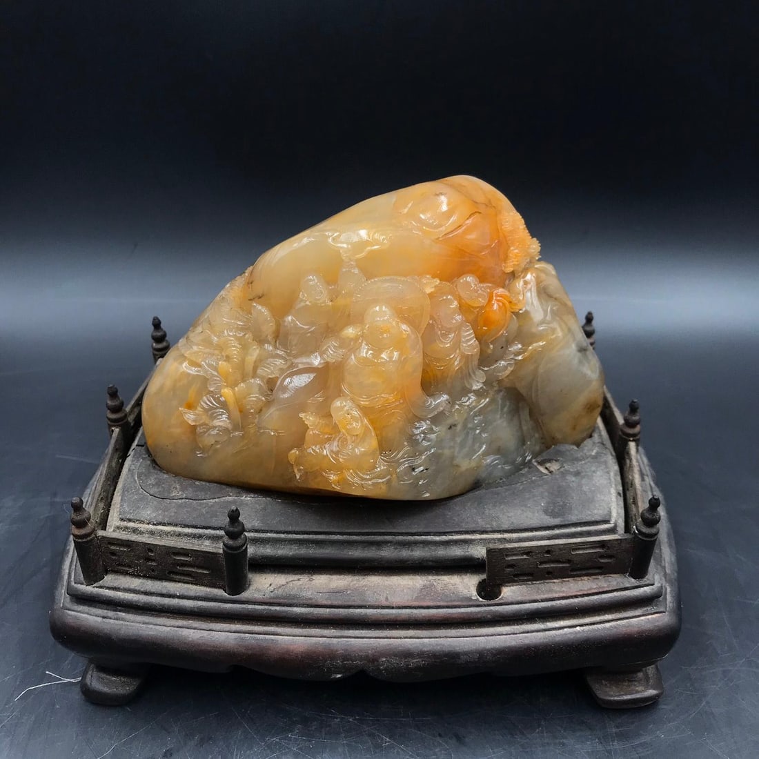 A beautiful Qing Dynasty Shoushan stone ornament made of high-mountain lychee yellow frozen stone: Qing Dynasty Shoushan Stone High Mountain Lychee Yellow Frozen Stone OrnamentSIZE:13.5x9x7.5cm W:755.8g(The Dimensions Of All Batches Are Manually Measured.If You Need More Detailed Information, Pleas