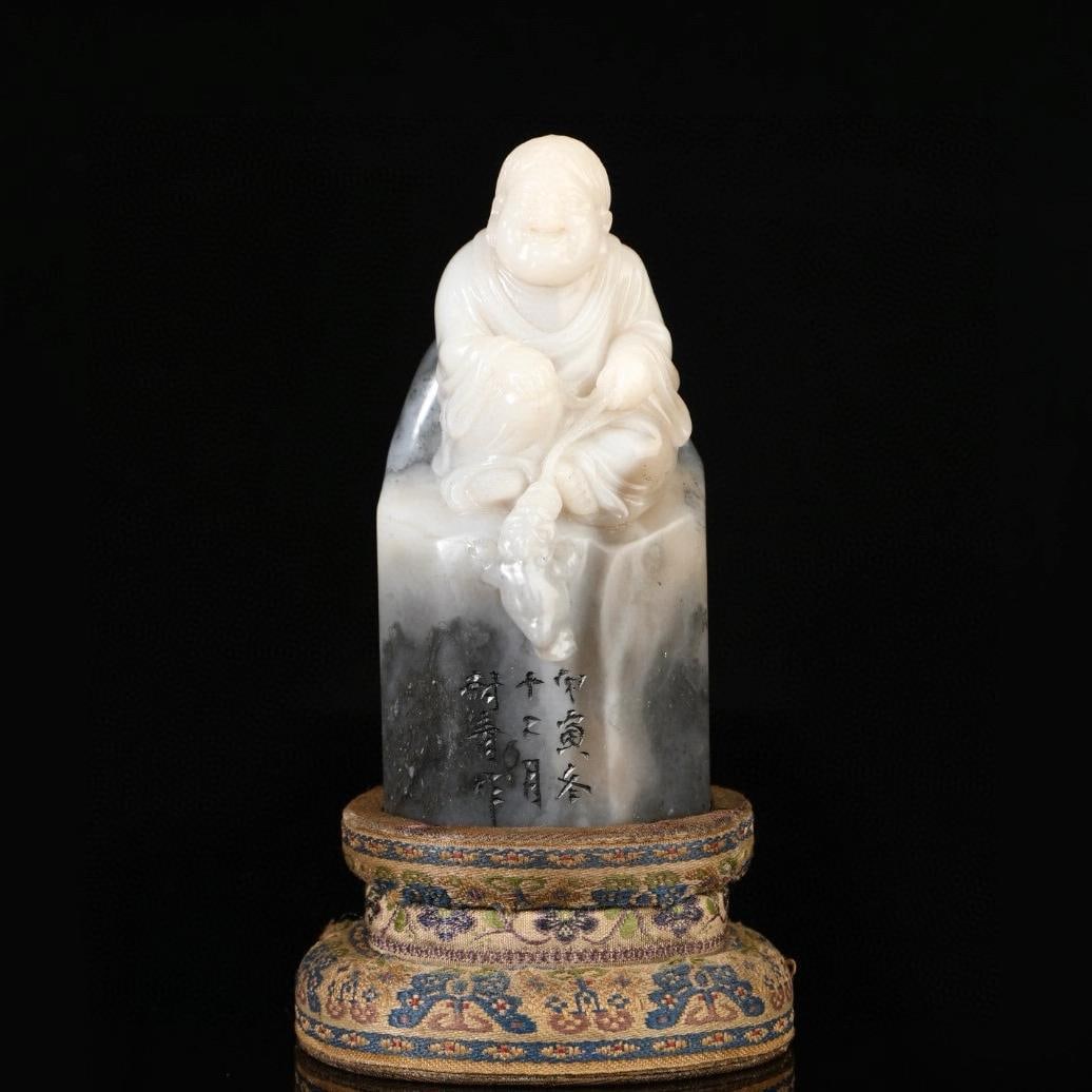 A fine Qing Dynasty Shoushan stone seal: Qing Dynasty Shoushan stone sealSIZE:W:441g 11.5x5x5cm(The Dimensions Of All Batches Are Manually Measured.If You Need More Detailed Information, Please Contact Our Customer Service Before Bidding.)