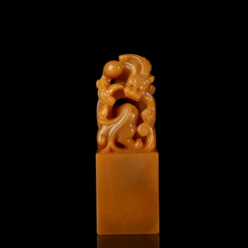 A fine Qing Dynasty Shoushan stone seal: Qing Dynasty Shoushan stone sealSIZE:W:259g 10.5x3.5x3.5cm(The Dimensions Of All Batches Are Manually Measured.If You Need More Detailed Information, Please Contact Our Customer Service Before Bidding