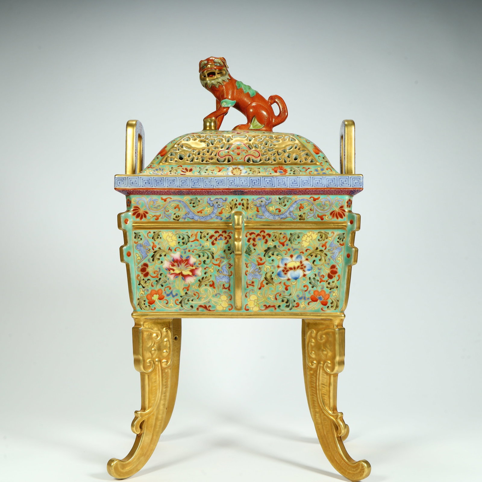 A fine Qing Dynasty Qianlong porcelain painting with enamel turquoise, green background, gilded: Qing Dynasty Qianlong porcelain body painted with enamel turquoise, green background, gilded lotus motif, lion knob, square tripod-style incenseSIZE: H: 40cm L: 24cm W: 17cm W: 3.7kg(The Dimensions Of