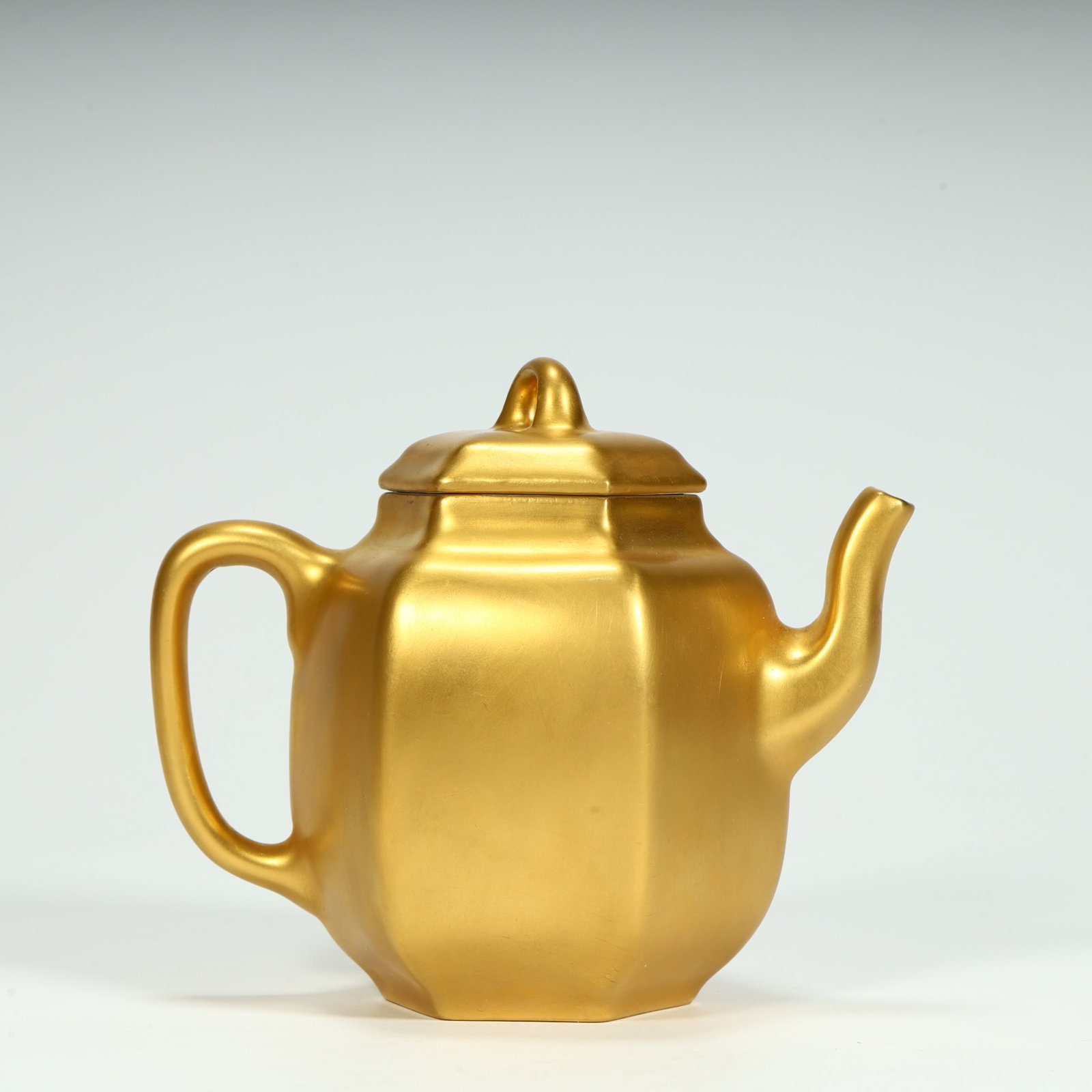 A beautiful Qing Dynasty Qianlong porcelain hexagonal teapot with a gold base and plain surface: Qing Dynasty Qianlong porcelain gold-ground plain six-sided teapotSIZE: H: 10.5cm L: 12.5cm W: 7cm W: 220g(The Dimensions Of All Batches Are Manually Measured.If You Need More Detailed Information, Pl