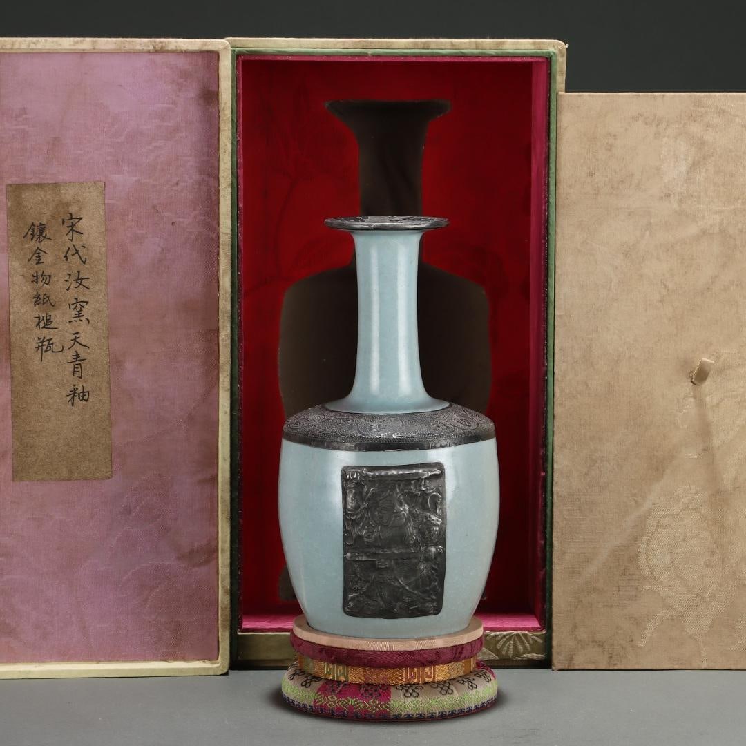 A fine Song Dynasty Ru kiln celadon glazed paper hammer vase with gold inlay: Ru kiln celadon glazed paper hammer vase with gold inlay from the Song dynastySIZE:H:23.5cm D:12.5cm(The Dimensions Of All Batches Are Manually Measured.If You Need More Detailed Information, Please C