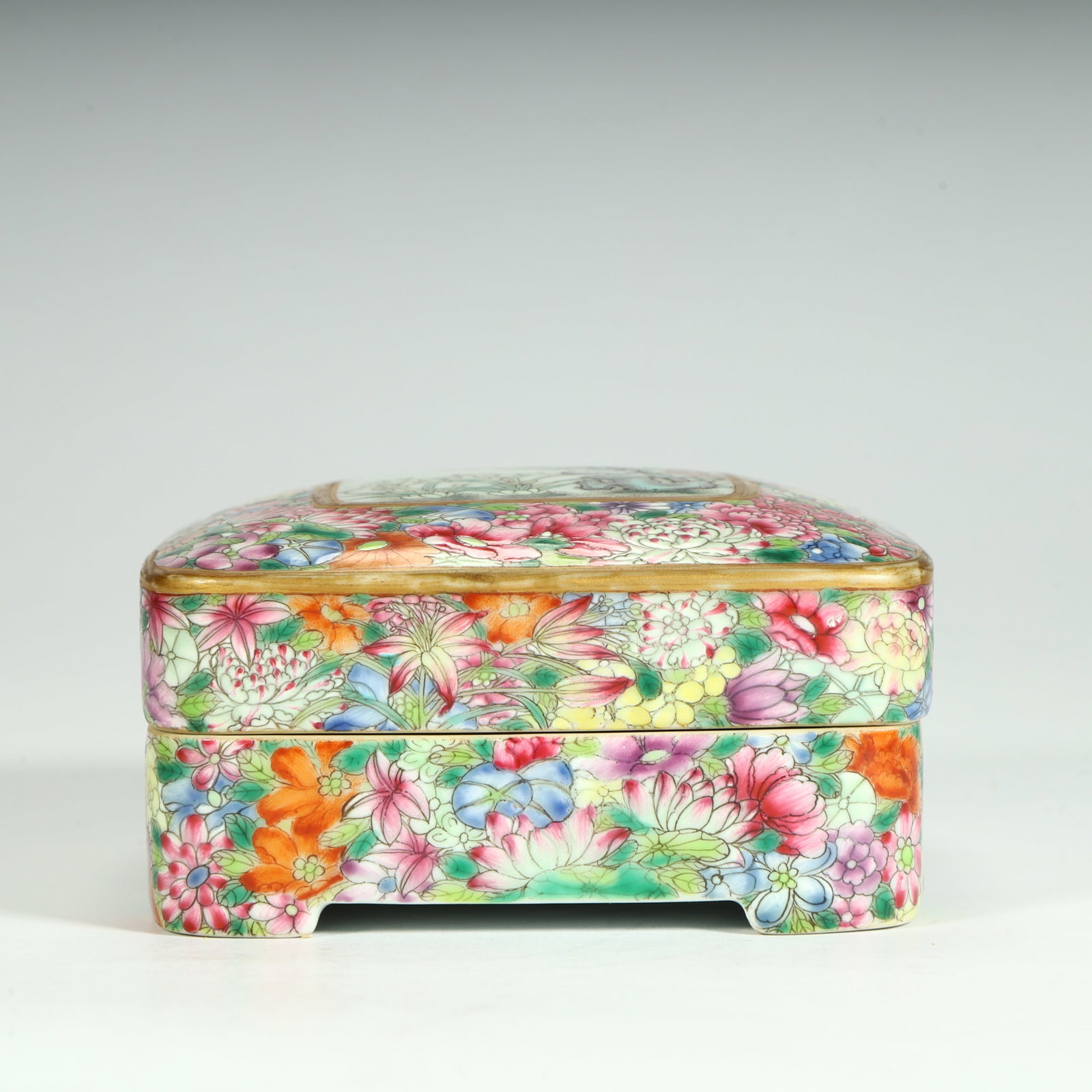 A fine Qing Dynasty Qianlong famille rose myriad floral pattern lid box: Qing Dynasty Qianlong Famille Rose Myriad Flowers Pattern Lid BoxSIZE: H: 5cm L: 9.5cm W: 9.5cm W: 351g(The Dimensions Of All Batches Are Manually Measured.If You Need More Detailed Information, Pleas