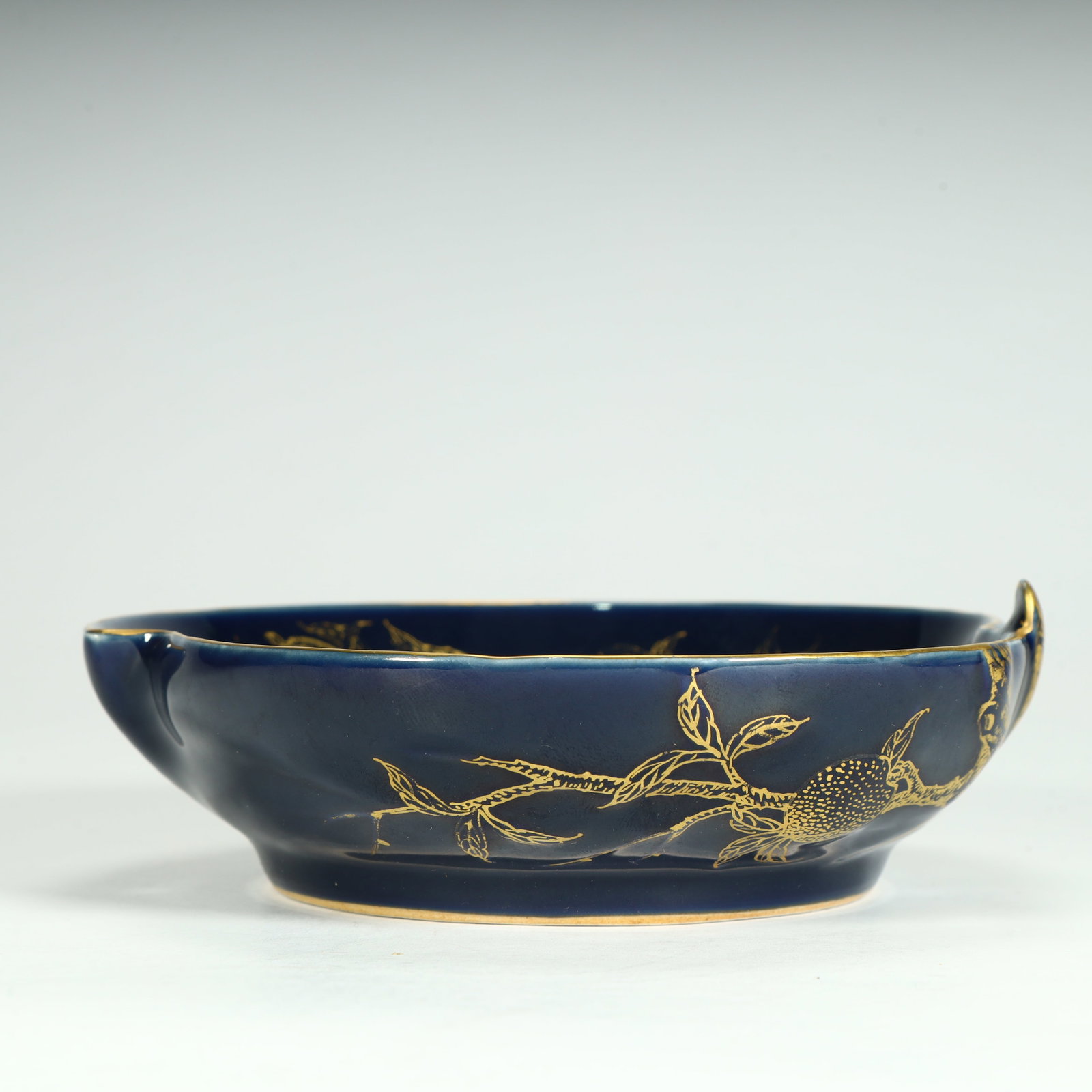 A fine Qing Qianlong period sacrificial blue glaze with gold accents featuring three peach-shaped: Qing Qianlong sacrificial blue glaze with gold accents with three peach-shaped washesSIZE: H: 4.5cm L: 15cm W: 14.5cm W: 361g(The Dimensions Of All Batches Are Manually Measured.If You Need More Detai