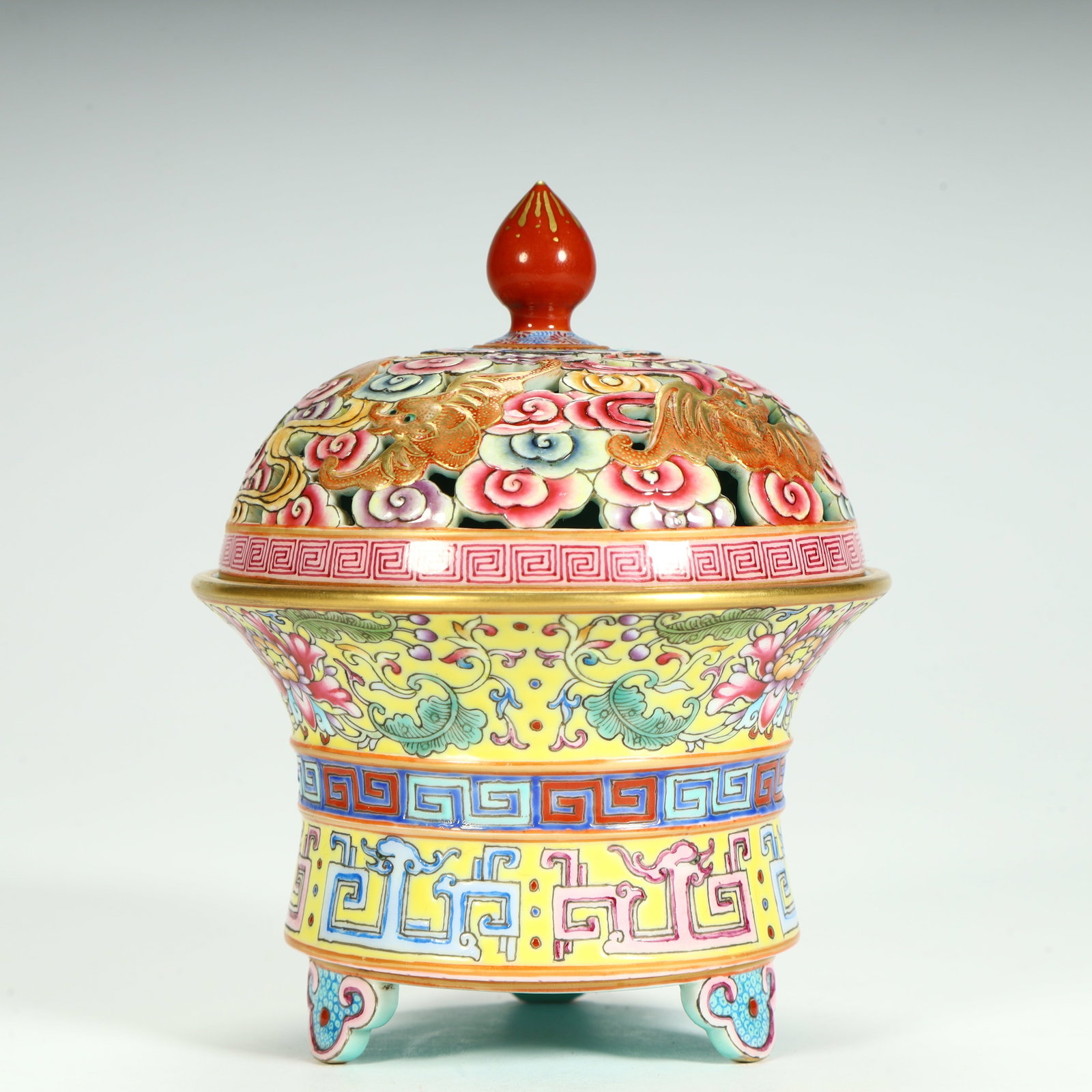 A fine Qing Dynasty Qianlong period yellow ground famille rose with gold and openwork cloud bat: Qing Dynasty Qianlong period yellow ground famille rose with gold painting and openwork cloud bat pattern three-legged incense burningSIZE: H: 11cm L: 9cm W: 9cm W: 207g(The Dimensions Of All Batches 