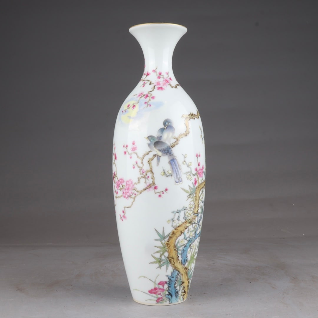 A beautiful Qing Dynasty Yongzheng famille rose and gold-painted flower-and-bird vase: Qing Dynasty Yongzheng period famille rose gold-painted flower-and-bird vaseSIZE:H:24.5 cm D:8 cm(The Dimensions Of All Batches Are Manually Measured.If You Need More Detailed Information, Please Cont