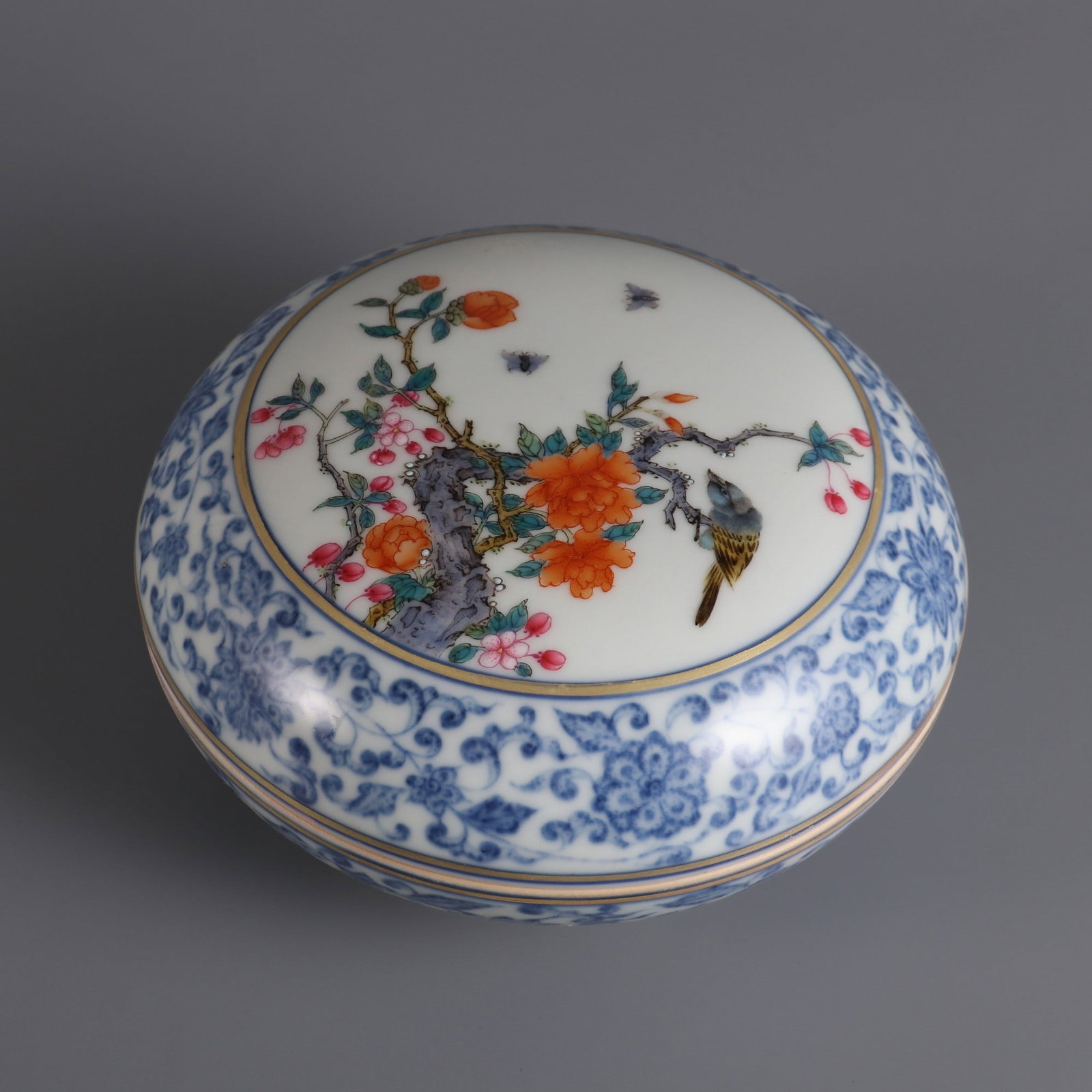 A beautiful Qing Dynasty Qianlong period blue-and-white entwined lotus window famille rose fruit box (1 of 9)