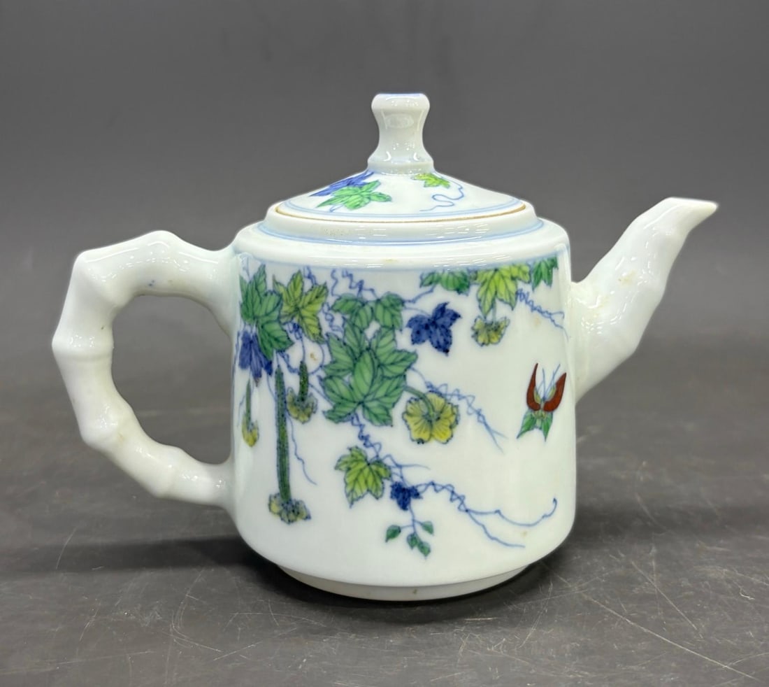 A fine Ming Dynasty Chenghua doucai butterfly-loofah pattern teapot (1 of 9)