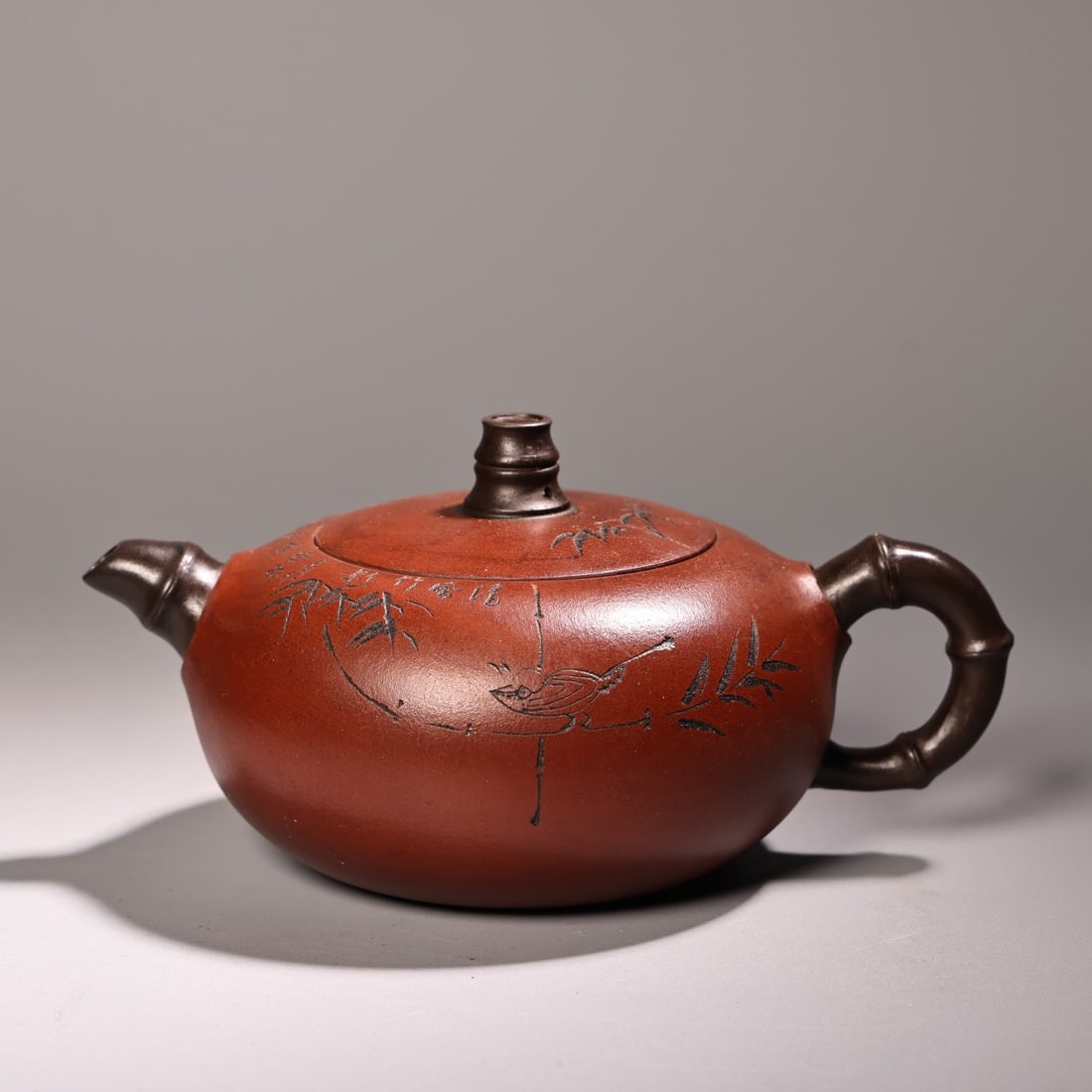 A fine Qing Dynasty red clay purple clay teapot (1 of 9)