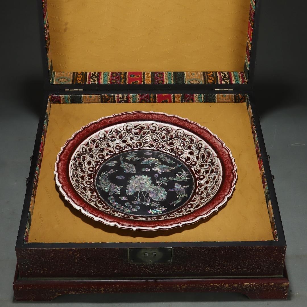 A fine Yuan Dynasty underglaze red inlaid inlaid mother-of-pearl fish playing with lotus patterns on: Yuan Dynasty underglaze red inlaid inlaid mother-of-pearl fish playing with lotus patterns on the palm's mouth plateSIZE:H:6cm D:36.5cm(The Dimensions Of All Batches Are Manually Measured.If You Need 