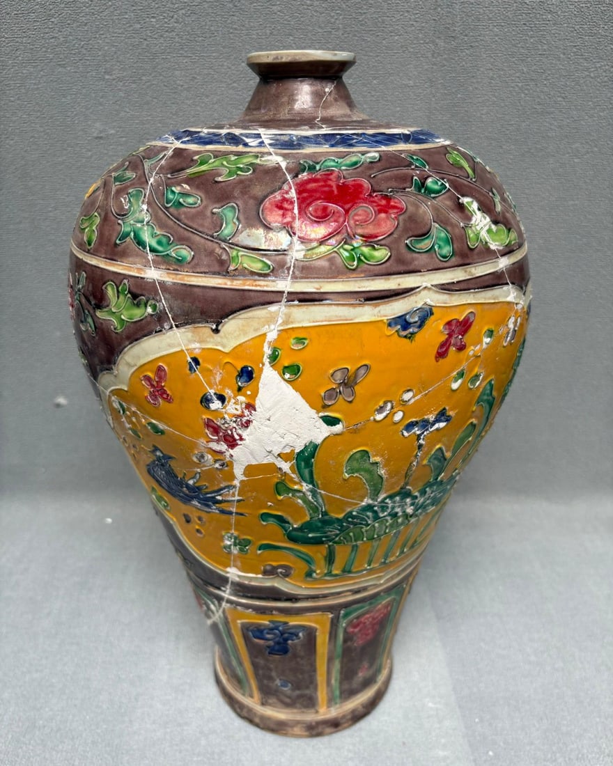 A fine Yuan Dynasty enamel vase with mandarin duck and lotus pond patterns: Yuan Dynasty enamel vase with mandarin duck and lotus pond patternsSIZE:H:43cm W:28cm(The Dimensions Of All Batches Are Manually Measured.If You Need More Detailed Information, Please Contact Our Cust