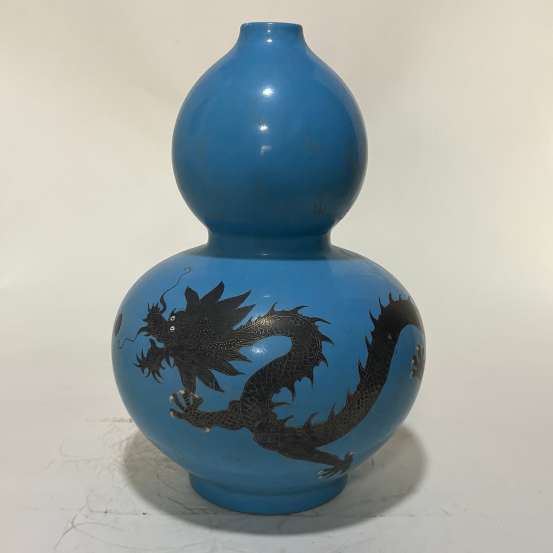 A fine Qing Dynasty Qianlong Giuseppe Cupigling enamel gourd vase with dragon motif: Qing Dynasty Qianlong Lang Shining enamel gourd vase with colorful dragon motifSIZE:H:31.8cm W:22.5cm(The Dimensions Of All Batches Are Manually Measured.If You Need More Detailed Information, Please 