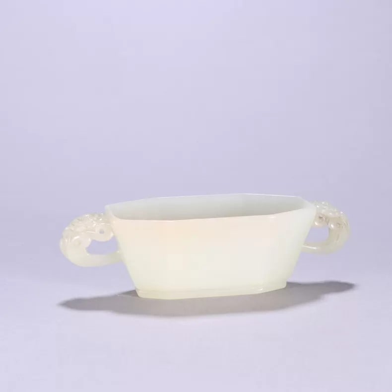 A beautiful Qing Dynasty Hetian jade double-handled cup (1 of 9)